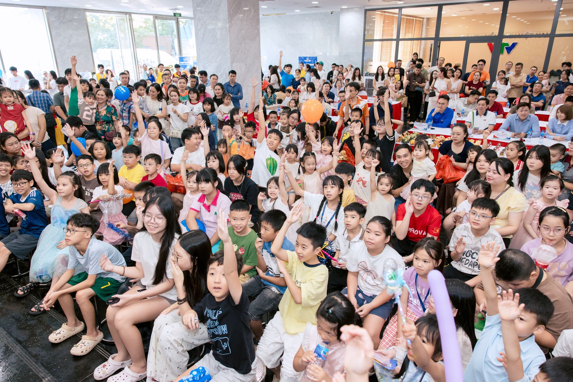 Đ&ocirc;ng đảo thiếu nhi v&agrave; phụ huynh tham gia &ldquo;Ng&agrave;y hội đ&oacute;n trăng&rdquo; tại Đ&agrave;i Truyền h&igrave;nh Việt Nam.