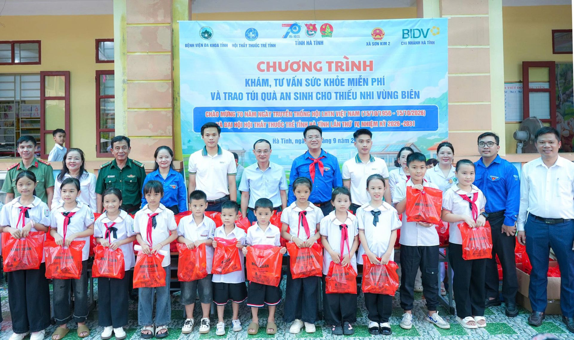 Trong khu&ocirc;n khổ chương tr&igrave;nh đ&ecirc;m hội, hơn 450 phần qu&agrave; Trung thu v&agrave; c&aacute;c suất học bổng cũng được trao tận tay những học sinh c&oacute; ho&agrave;n cảnh kh&oacute; khăn, vượt kh&oacute; vươn l&ecirc;n trong học tập. Những phần qu&agrave; tuy giản dị nhưng chứa đựng sự quan t&acirc;m, sẻ chia của cộng đồng, mang đến cho c&aacute;c em một m&ugrave;a Trung thu ấm &aacute;p, đủ đầy hơn.