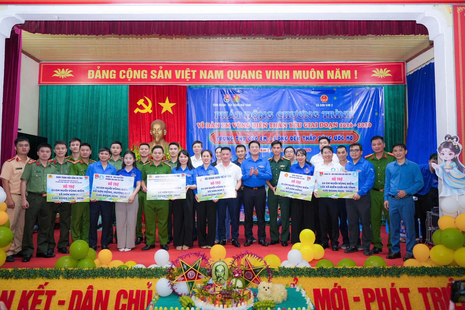 Trong dịp n&agrave;y, Tỉnh đo&agrave;n &ndash; Hội đồng Đội tỉnh H&agrave; Tĩnh c&ugrave;ng c&aacute;c đơn vị đồng h&agrave;nh đ&atilde; trao tặng 400 t&uacute;i qu&agrave; an sinh, 1 m&aacute;y lọc nước, 150 bộ đồ d&ugrave;ng ăn b&aacute;n tr&uacute; v&agrave; 40 th&ugrave;ng sữa cho Trường Tiểu học Sơn Kim 2. Ban Tổ chức cũng kh&aacute;nh th&agrave;nh c&ocirc;ng tr&igrave;nh &ldquo;Khu vui chơi cho em&rdquo; tại Nh&agrave; văn h&oacute;a th&ocirc;n Hạ V&agrave;ng, tạo th&ecirc;m kh&ocirc;ng gian vui chơi, r&egrave;n luyện an to&agrave;n, l&agrave;nh mạnh cho thiếu nhi địa phương.
Cũng tại chương tr&igrave;nh, nguồn lực hỗ trợ nhận nu&ocirc;i, đỡ đầu 18 em thiếu nhi c&oacute; ho&agrave;n cảnh kh&oacute; khăn tại c&aacute;c x&atilde; bi&ecirc;n giới đ&atilde; được trao tặng. C&aacute;c em sẽ được đồng h&agrave;nh, hỗ trợ cho đến khi đủ 18 tuổi. Đ&acirc;y l&agrave; một trong những hoạt động thiết thực hướng tới mục ti&ecirc;u to&agrave;n tỉnh đỡ đầu 140 em thiếu nhi c&oacute; ho&agrave;n cảnh kh&oacute; khăn trong giai đoạn 2026 &ndash; 2030.

