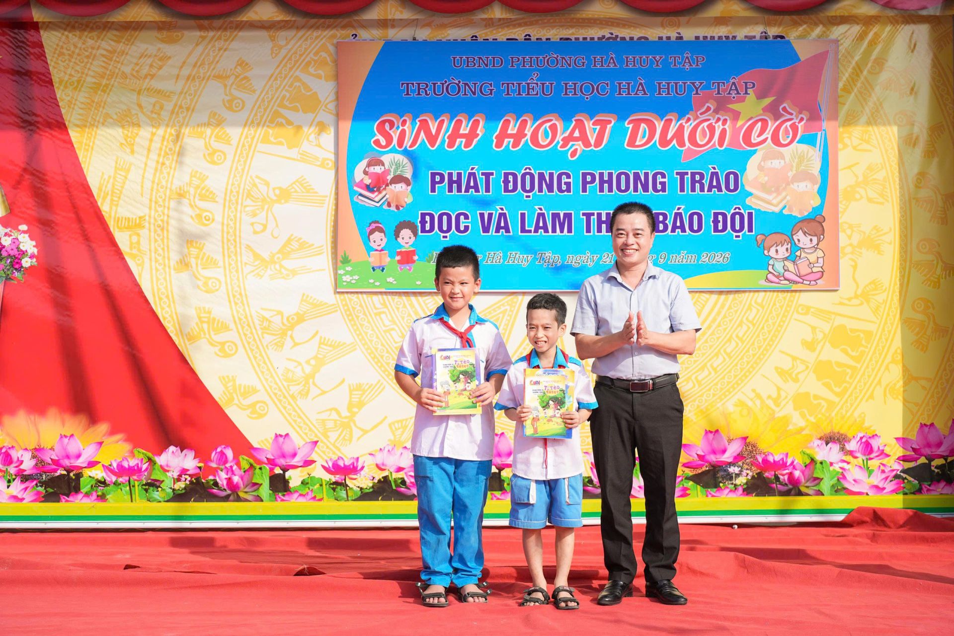 Đại diện B&aacute;o Thiếu ni&ecirc;n Tiền phong v&agrave; Nhi đồng tại H&agrave; Tĩnh tặng b&aacute;o Đội cho 2 bạn học sinh tham gia lan tỏa phong tr&agrave;o b&aacute;o Đội