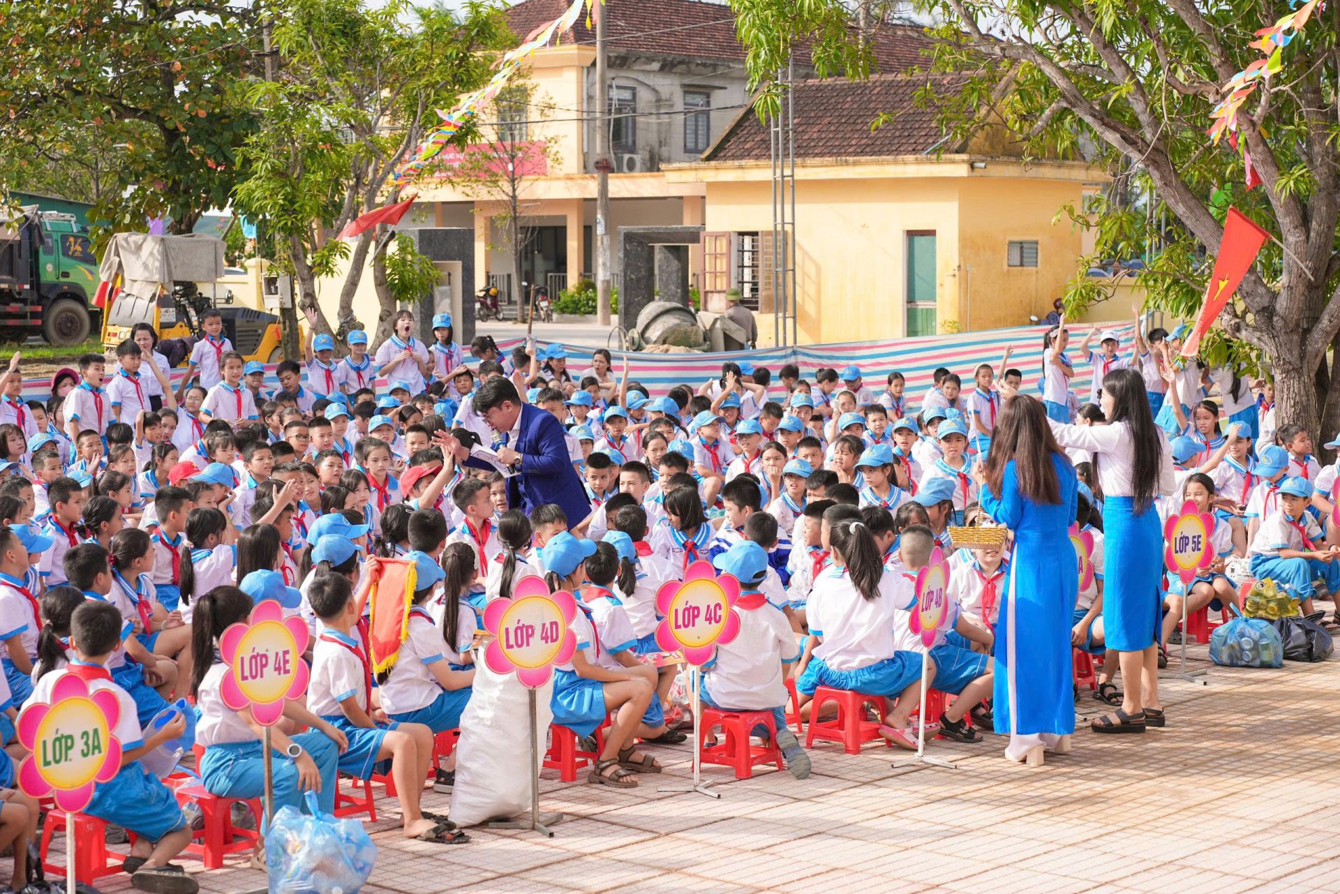 Chương tr&igrave;nh thu h&uacute;t sự tham gia h&agrave;o hứng của đ&ocirc;ng đảo thầy c&ocirc; gi&aacute;o v&agrave; c&aacute;c bạn học sinh to&agrave;n trường.