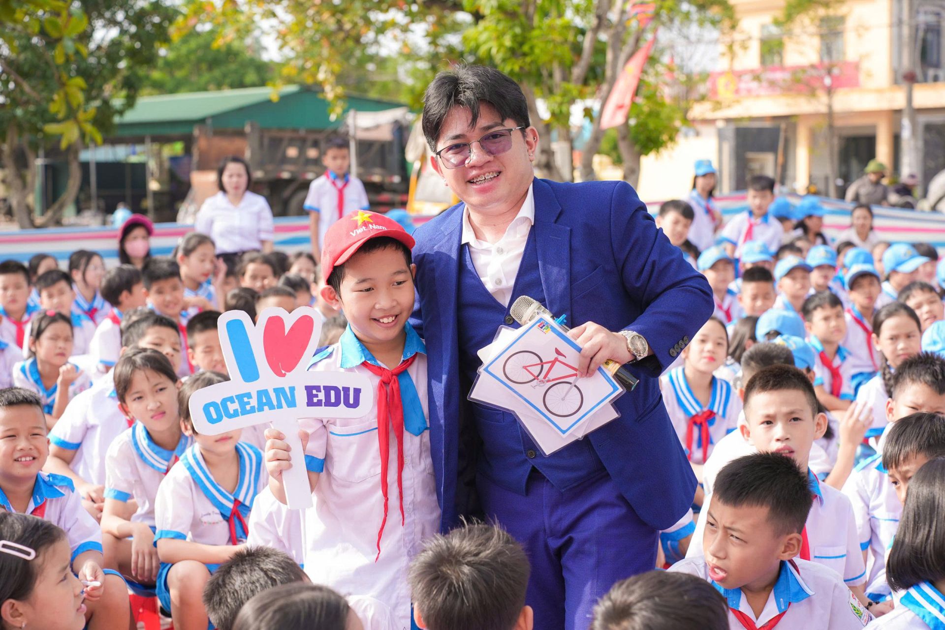 Gi&aacute;o vi&ecirc;n nước ngo&agrave;i tạ Ocean edu H&agrave; Tĩnh giao lưu v&agrave; tặng qu&agrave; cho c&aacute;c bạn học sinh