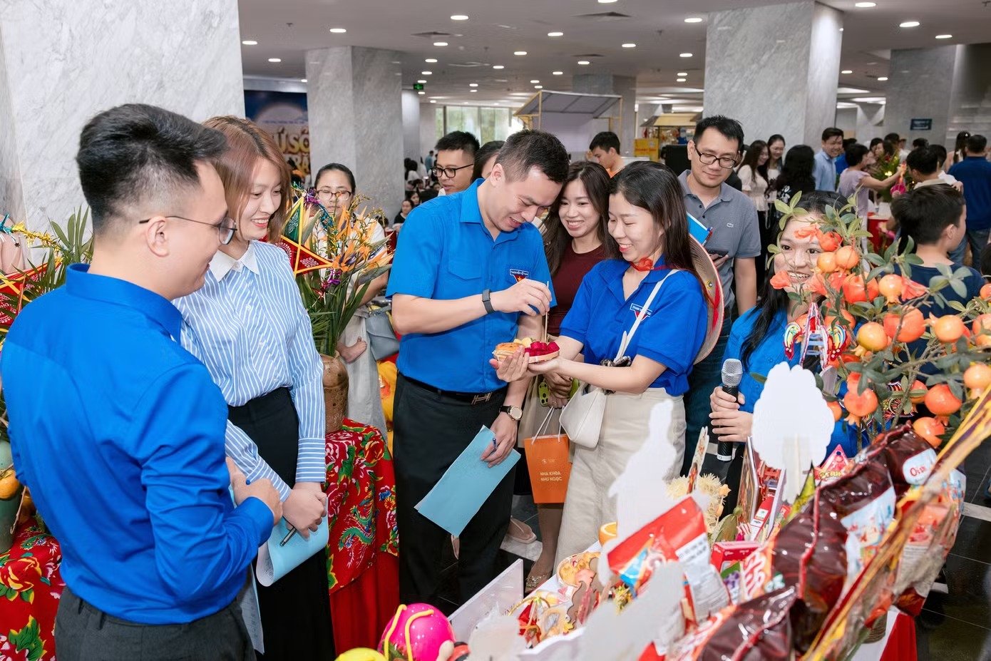 Những m&acirc;m cỗ Trung thu được trang tr&iacute; c&ocirc;ng phu, kết hợp n&eacute;t truyền thống với những &yacute; tưởng s&aacute;ng tạo mang dấu ấn của người l&agrave;m truyền h&igrave;nh.