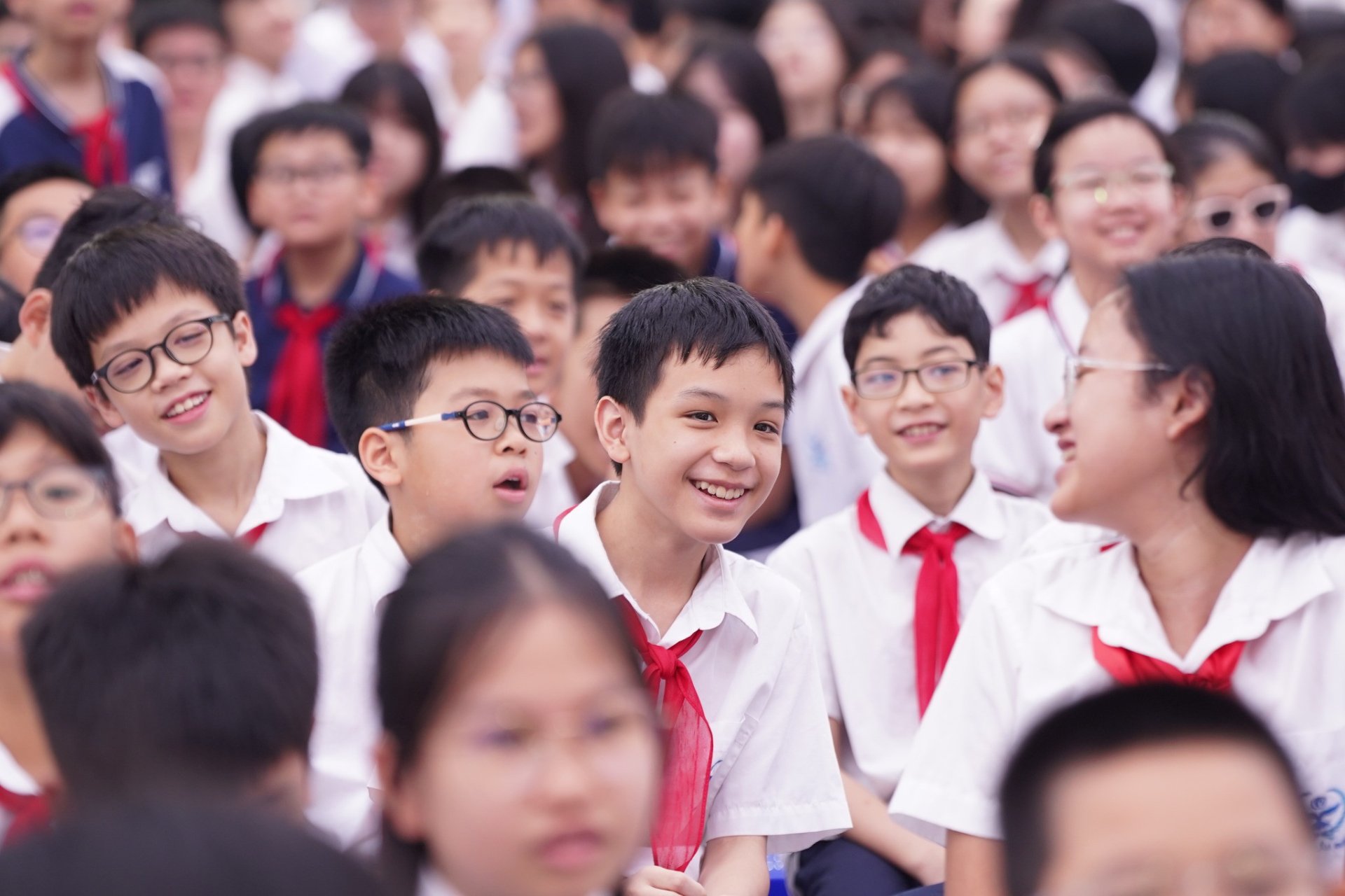 Học sinh cần được đ&aacute;nh gi&aacute; đ&uacute;ng năng lực, phẩm chất v&agrave; sự tiến bộ thực chất, thay v&igrave; chịu &aacute;p lực từ c&aacute;c chỉ ti&ecirc;u điểm số hay tỷ lệ kh&aacute;, giỏi.
