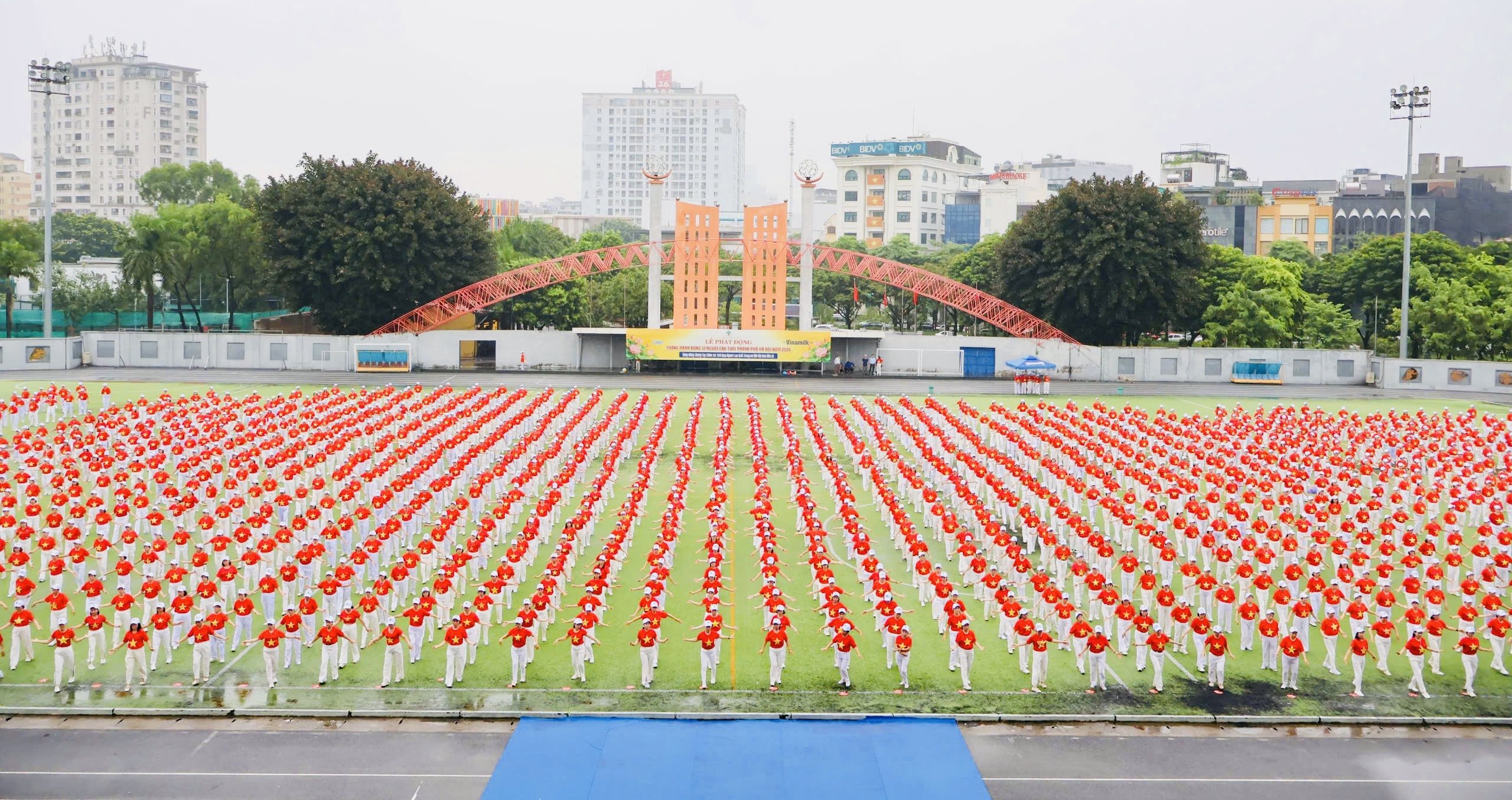 Hơn 2.000 người cao tuổi c&ugrave;ng lan tỏa tinh thần &ldquo;Chủ động sống khỏe - Rực rỡ tuổi ho&agrave;ng kim&rdquo; tại H&agrave; Nội.