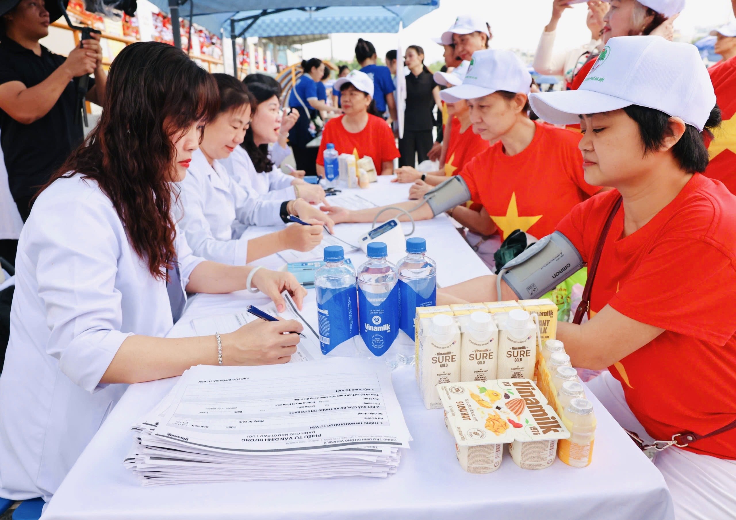 Người cao tuổi được thăm kh&aacute;m, tư vấn sức khỏe v&agrave; dinh dưỡng tại chương tr&igrave;nh. (Ảnh: Vi Nam)