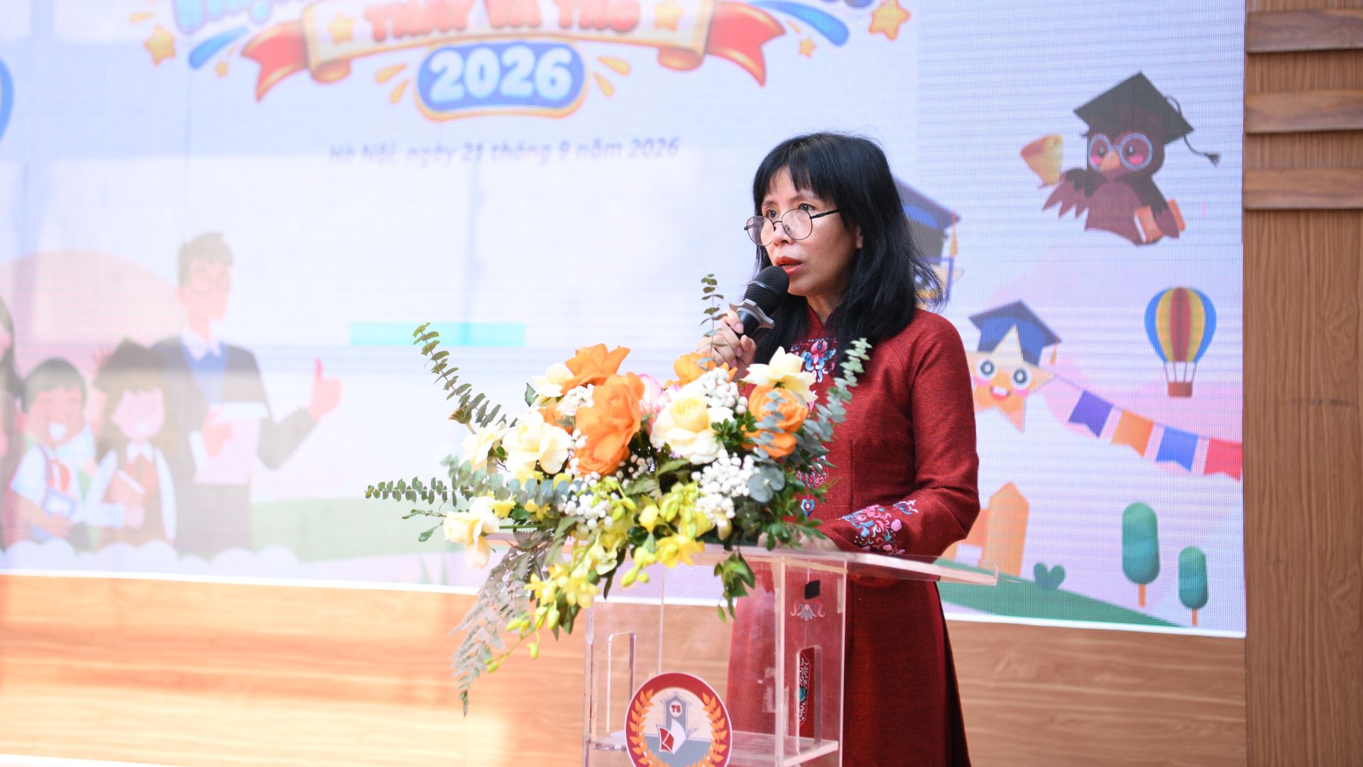Nh&agrave; gi&aacute;o Ph&iacute; Thị Hạnh Nguy&ecirc;n ph&aacute;t biểu ch&agrave;o mừng s&acirc;n chơi 