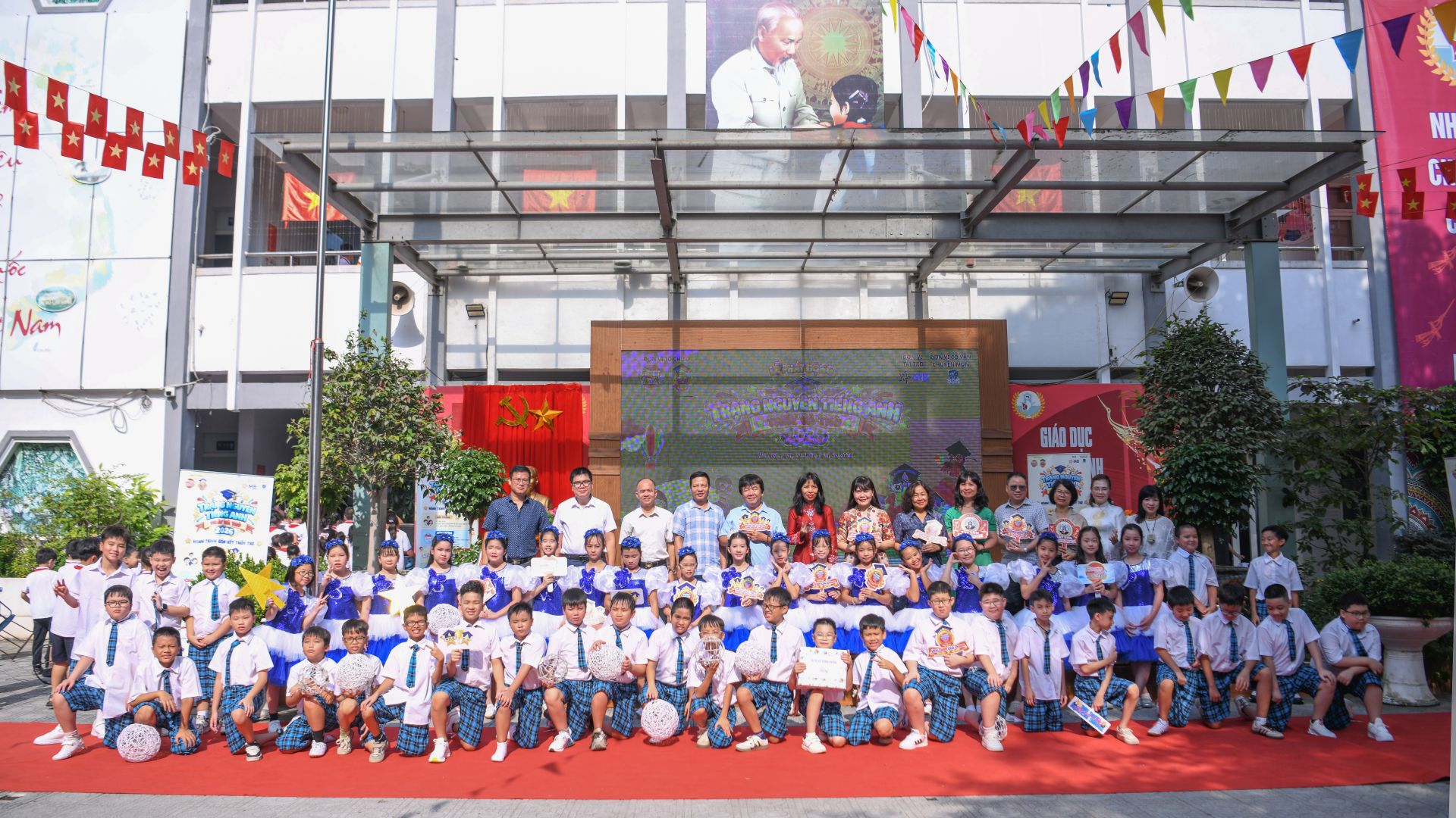 C&aacute;c đại biểu chụp ảnh lưu niệm c&ugrave;ng gi&aacute;o vi&ecirc;n v&agrave; học sinh nh&agrave; trường.
