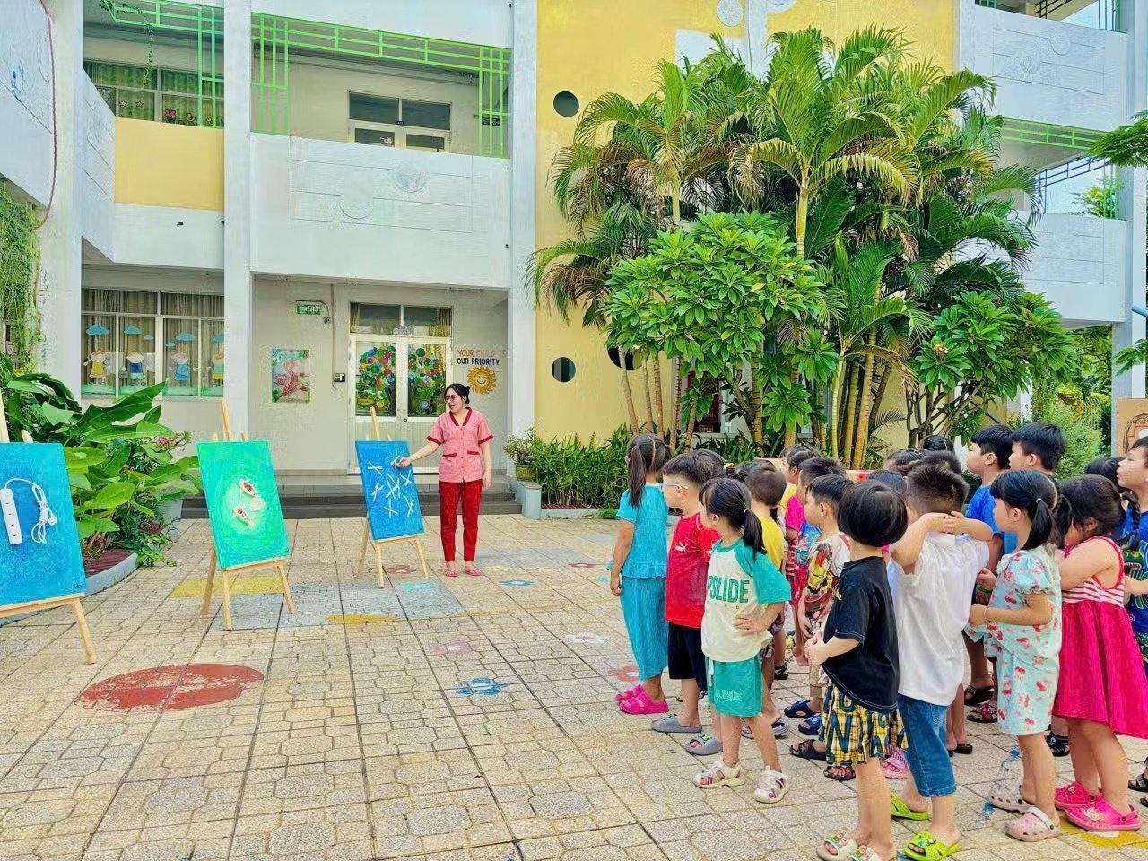 Trẻ trong hoạt động ngo&agrave;i trời.