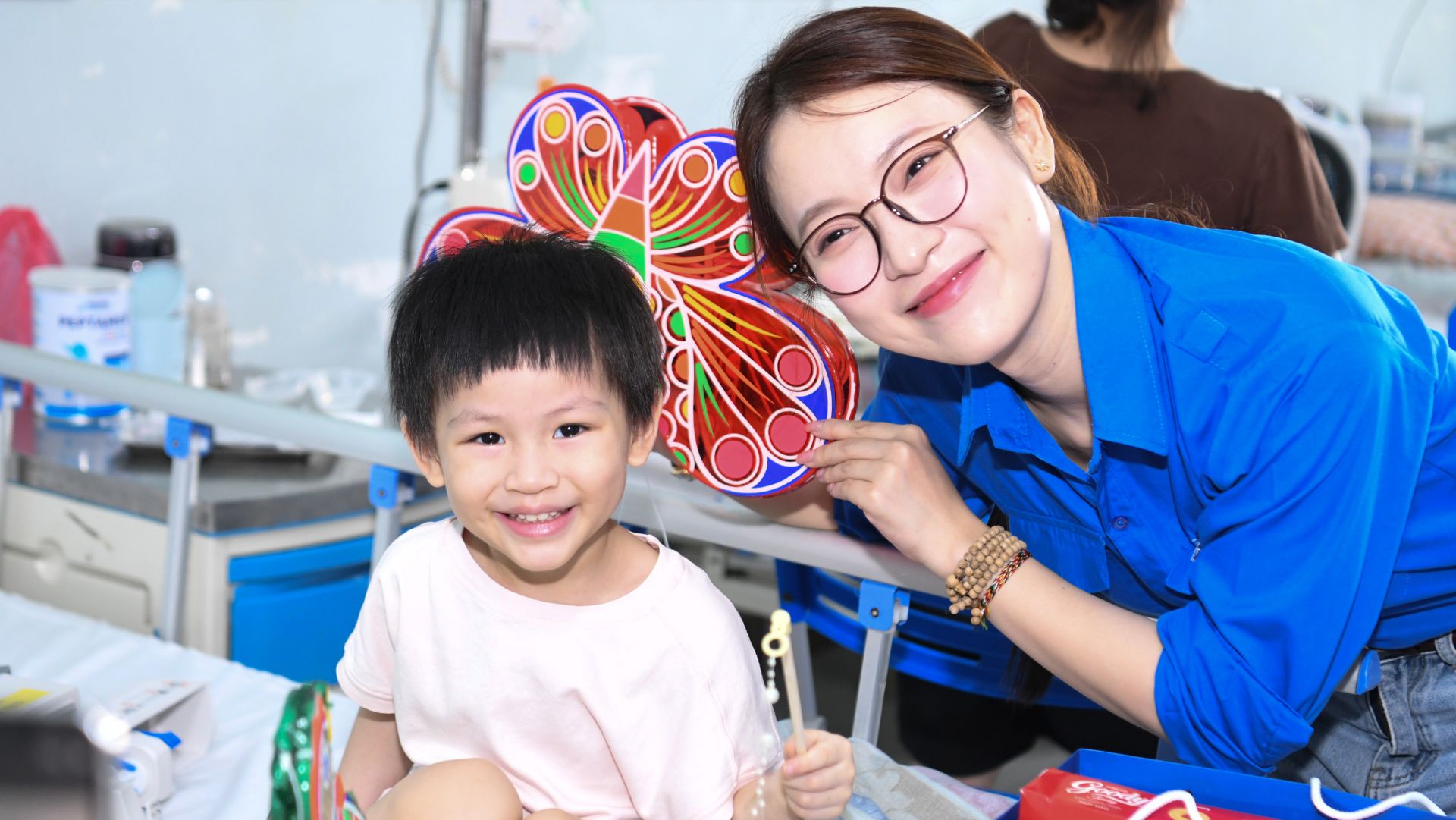 Những chiếc đ&egrave;n Trung thu sắc m&agrave;u mang đến niềm vui cho c&aacute;c em thiếu nhi đang điều trị tại Bệnh viện Nhi Trung ương.