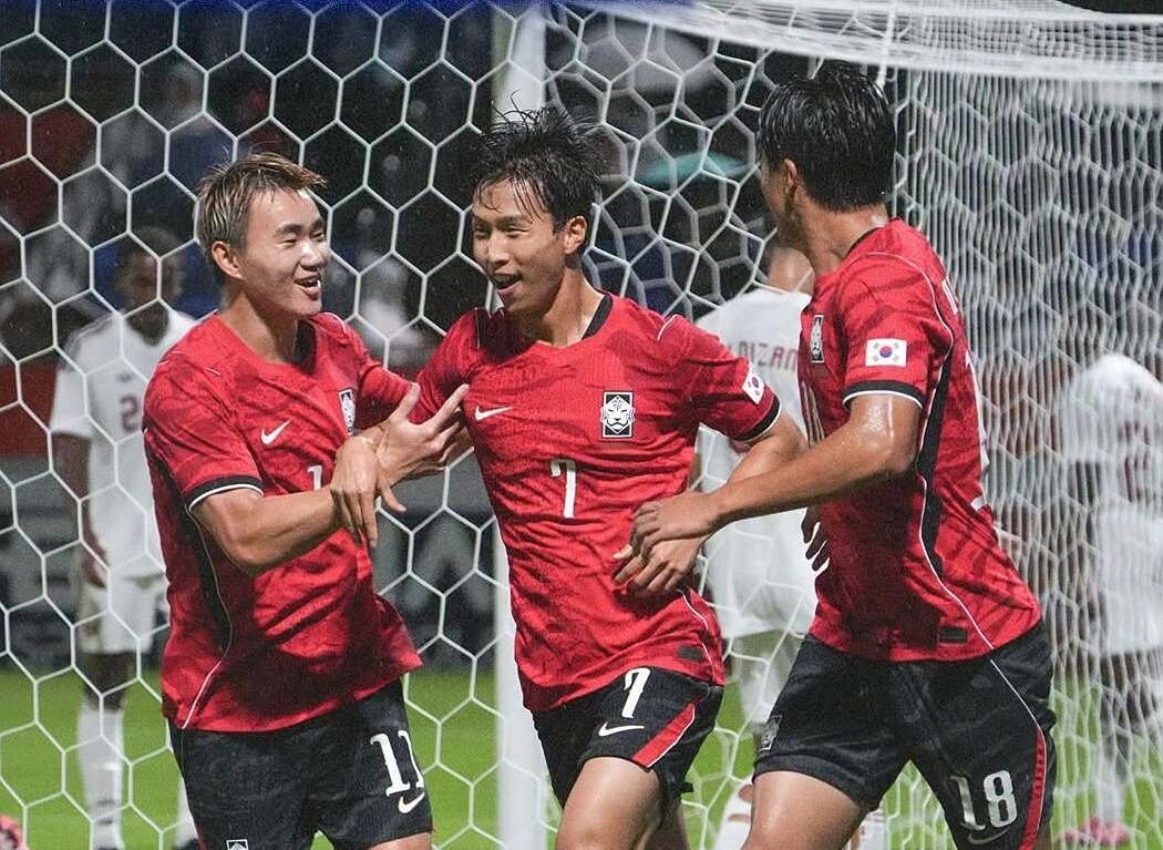 Tiền vệ Eom Ji-sung (7) của H&agrave;n Quốc mừng b&agrave;n thắng trong trận thắng Qatar 4-1.