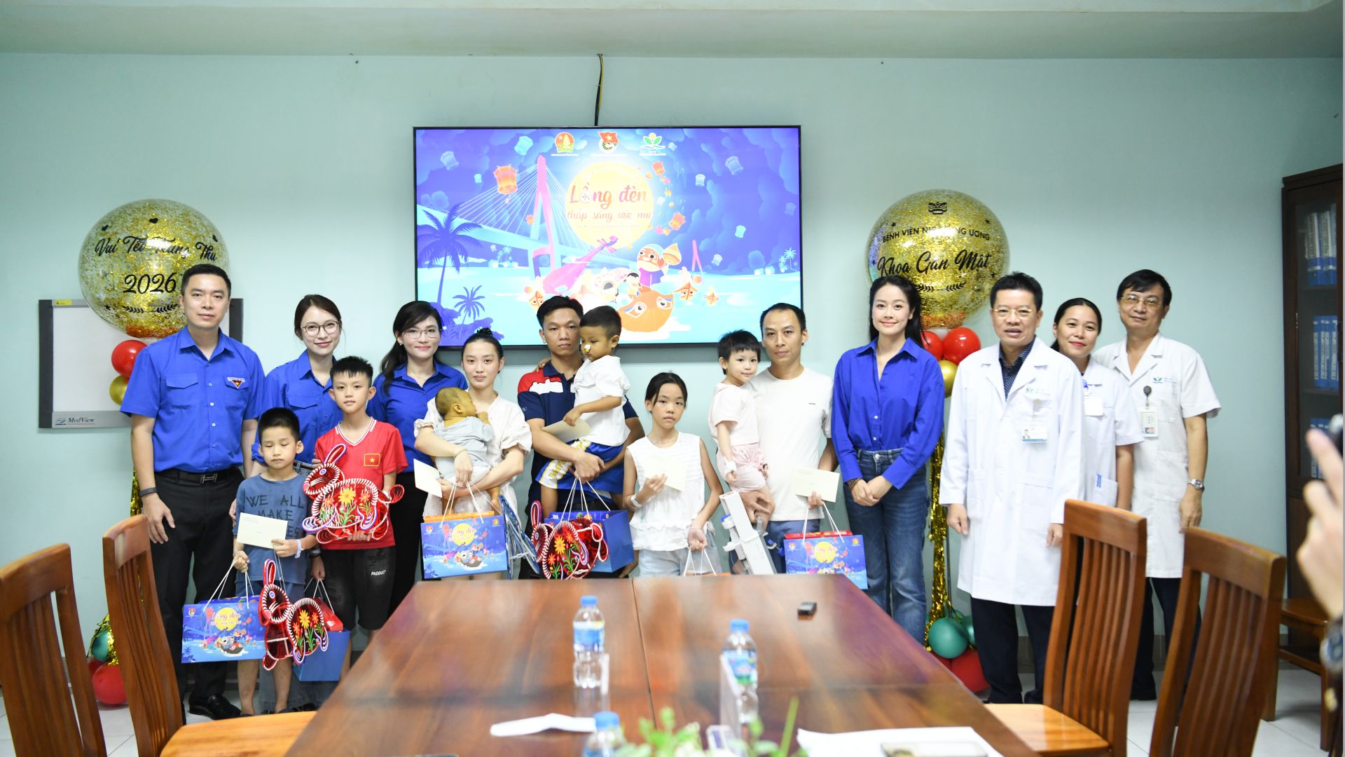 B&iacute; thư T.Ư Đo&agrave;n Hồ Hồng Nguy&ecirc;n v&agrave; c&aacute;n bộ Hội đồng Đội Trung ương thăm v&agrave; động vi&ecirc;n c&aacute;c bệnh nhi tại Khoa Gan, Mật, Bệnh viện Nhi Trung ương.