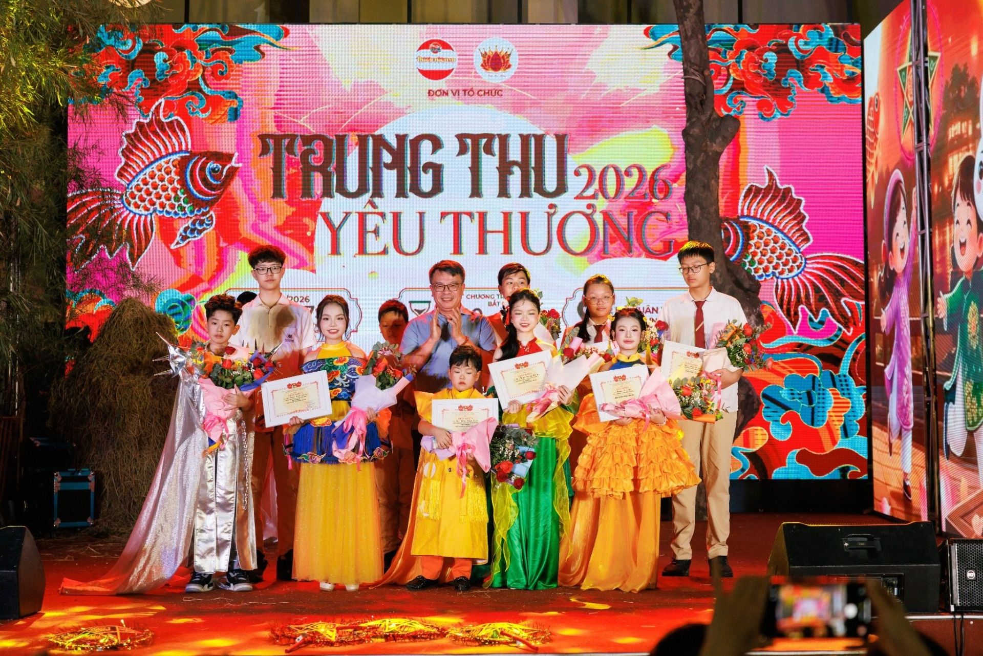 B&ugrave;i Kh&acirc;u Minh Triết c&ugrave;ng c&aacute;c bạn nhỏ được ghi nhận tại chương tr&igrave;nh; Minh Triết nhận danh hiệu Đại sứ nh&acirc;n &aacute;i.