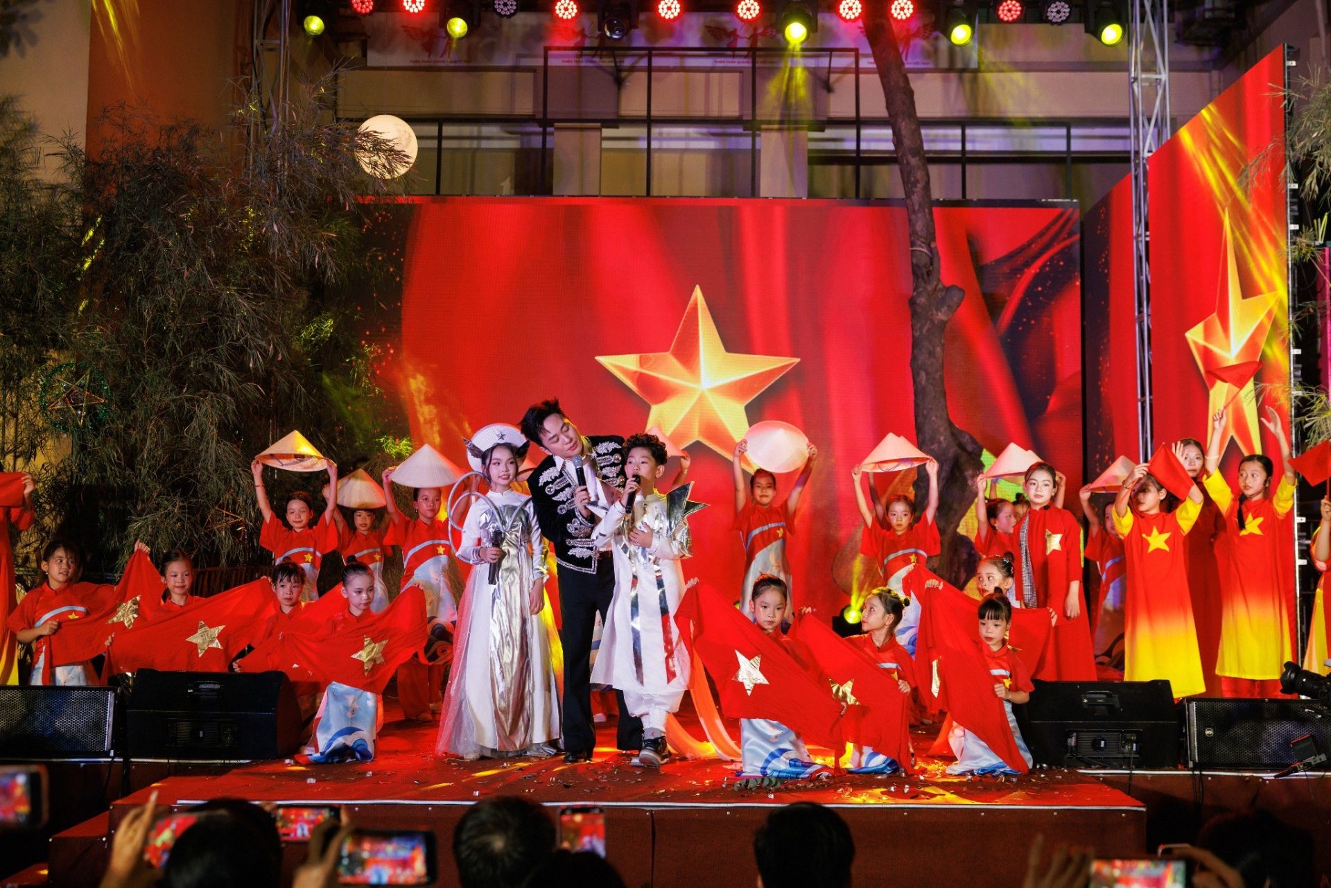 Minh Triết thể hiện ca kh&uacute;c &ldquo;Việt Nam m&igrave;nh đẹp lắm&rdquo; trong phần &ldquo;Sắc m&agrave;u qu&ecirc; hương&rdquo;.