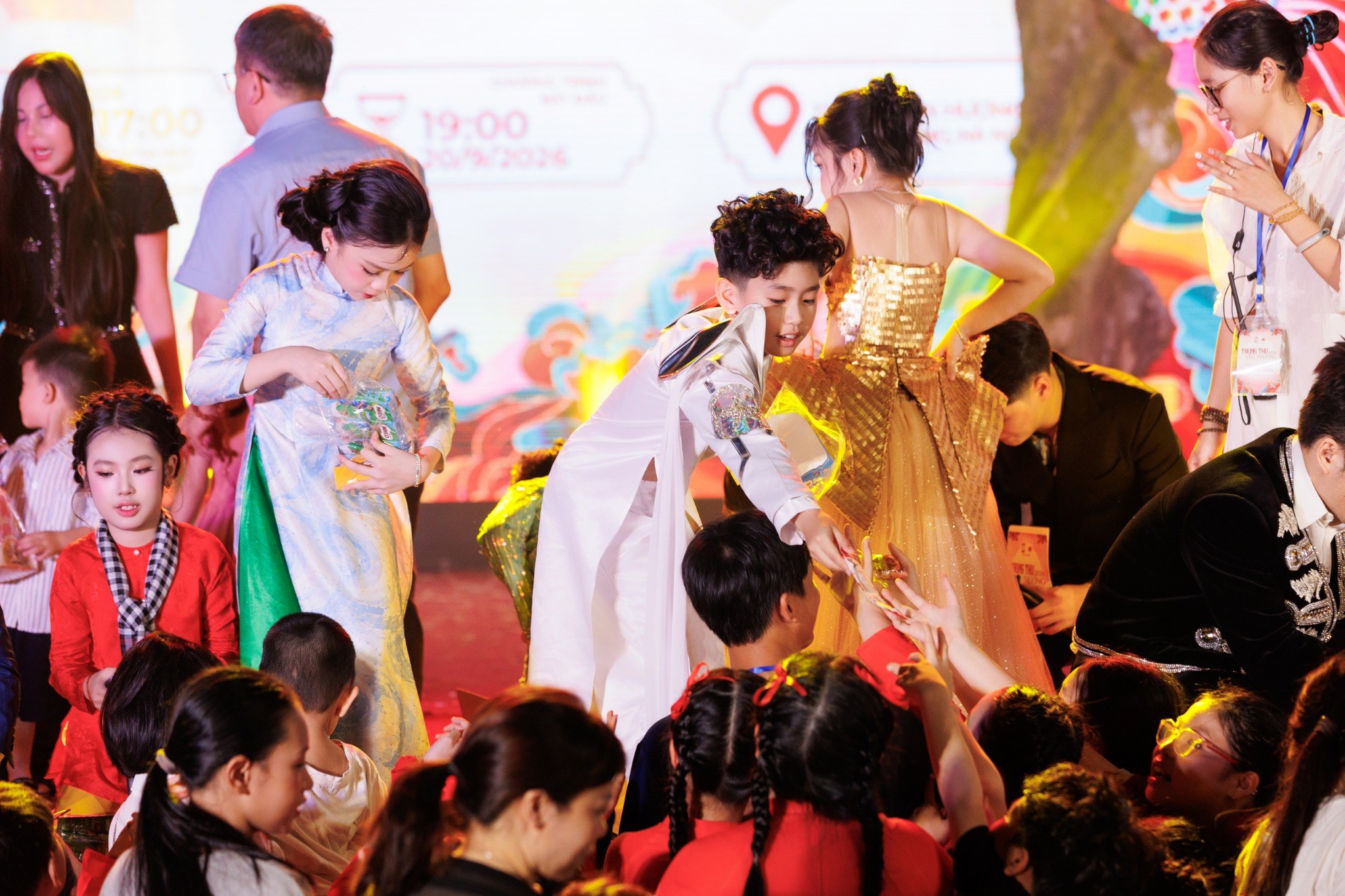 B&ugrave;i Kh&acirc;u Minh Triết c&ugrave;ng c&aacute;c nghệ sĩ v&agrave; th&agrave;nh vi&ecirc;n C&acirc;u lạc bộ B&uacute;p Sen V&agrave;ng trao qu&agrave; Trung thu tới c&aacute;c em nhỏ.