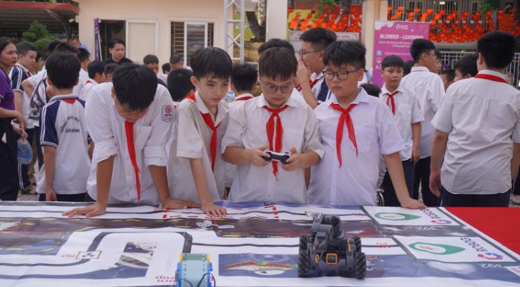 Học sinh tham gia hoạt động trải nghiệm c&ocirc;ng nghệ tại H&agrave; Nội. C&aacute;c dịch vụ c&ocirc;ng nghệ, học tập số theo dự thảo phải được tổ chức tr&ecirc;n nguy&ecirc;n tắc tự nguyện, c&ocirc;ng khai v&agrave; minh bạch.