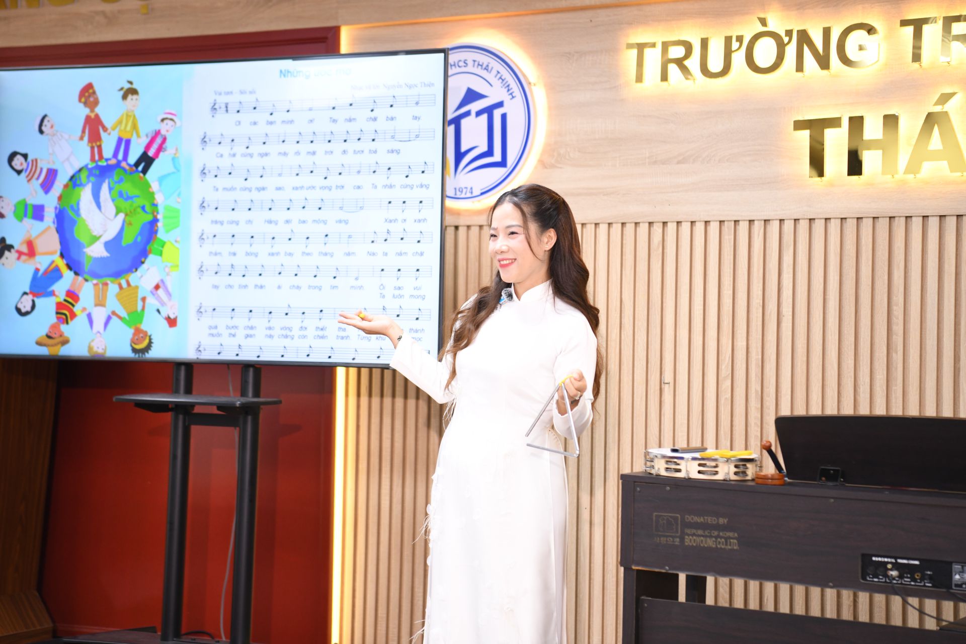Tiết học th&uacute; vị được c&ocirc; gi&aacute;o Lộc Thị Li&ecirc;n lồng gh&eacute;p kh&eacute;o l&eacute;o giữa m&ocirc;n &Acirc;m nhạc v&agrave; tiếng Anh tạo m&ocirc;i trường thực h&agrave;nh thực tế. 