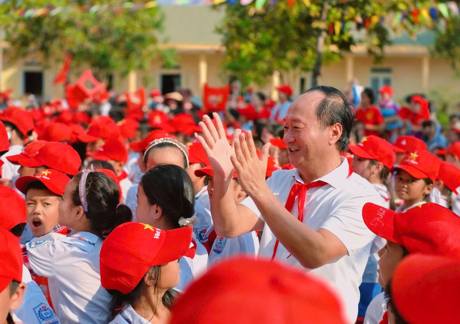 Thầy Nguyễn Nam Sơn &ndash; Hiệu trưởng nh&agrave; trường h&ograve;a c&ugrave;ng kh&ocirc;ng kh&iacute; rộn r&atilde; của c&aacute;c em học sinh.