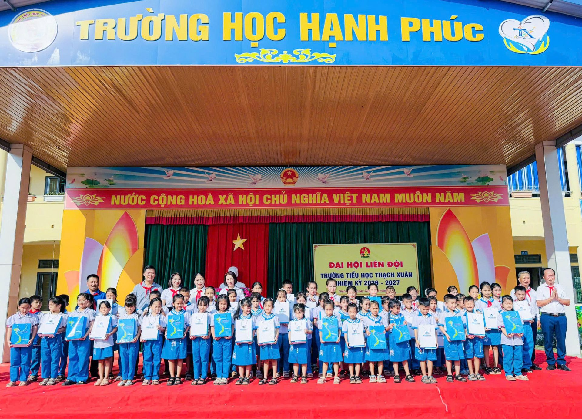 Ocean Edu H&agrave; Tĩnh cũng đ&atilde; trao tặng 100 suất qu&agrave; tới c&aacute;c bạn học sinh c&oacute; th&agrave;nh t&iacute;ch học tập tốt, g&oacute;p phần động vi&ecirc;n v&agrave; lan tỏa phong tr&agrave;o đọc B&aacute;o Đội