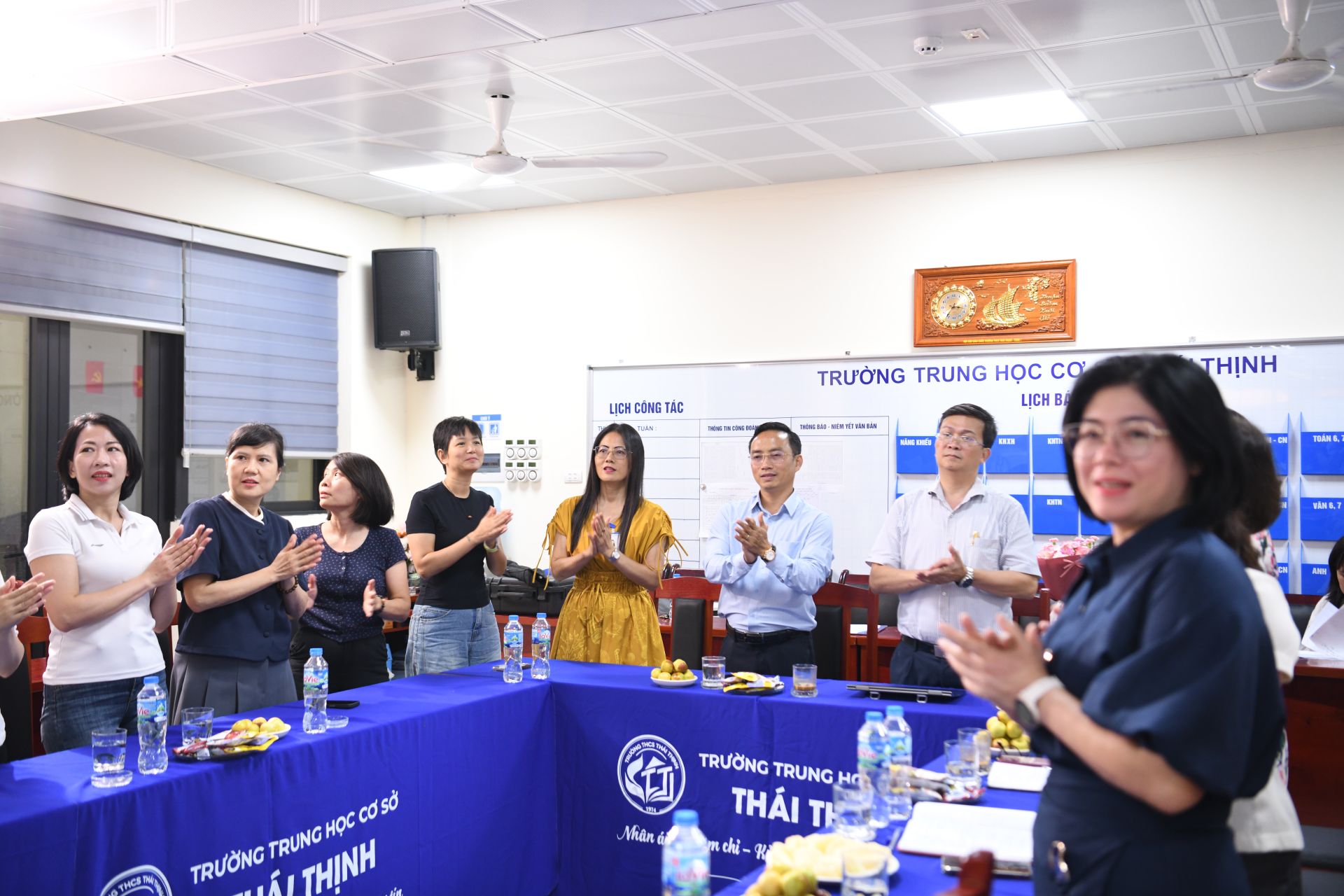 C&aacute;c đại biểu, thầy c&ocirc; dự giờ khuấy động c&ugrave;ng c&aacute;c bạn học sinh c&aacute;c điểm cầu. 