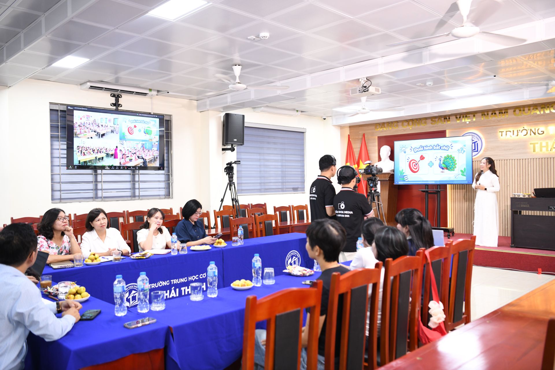 To&agrave;n cảnh lớp học mở - lớp học hỗn hợp. 