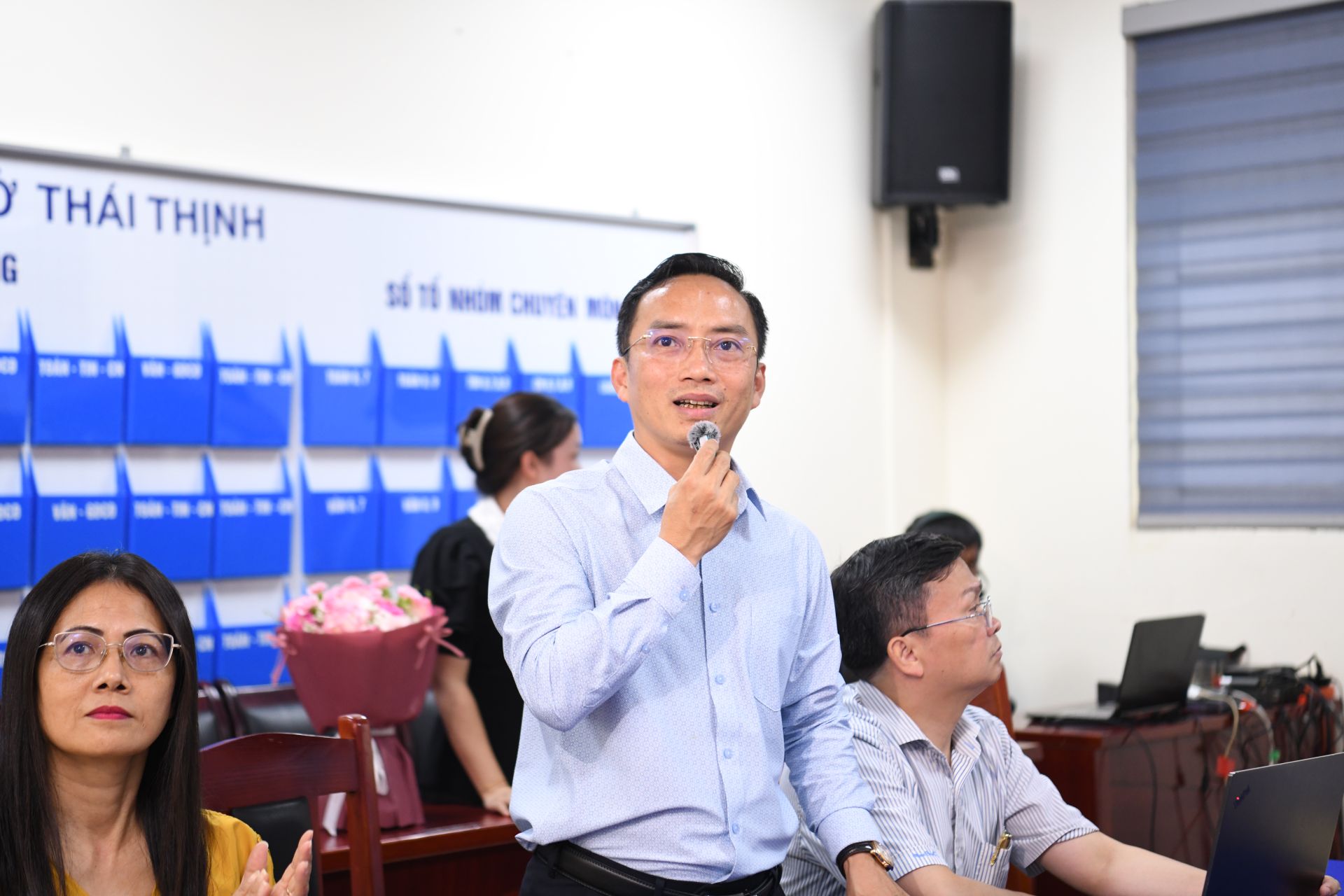Nh&agrave; gi&aacute;o Nguyễn Cao Cường &ndash; Hiệu trưởng trường THCS Th&aacute;i Thịnh ph&aacute;t biểu sau tiết học. 