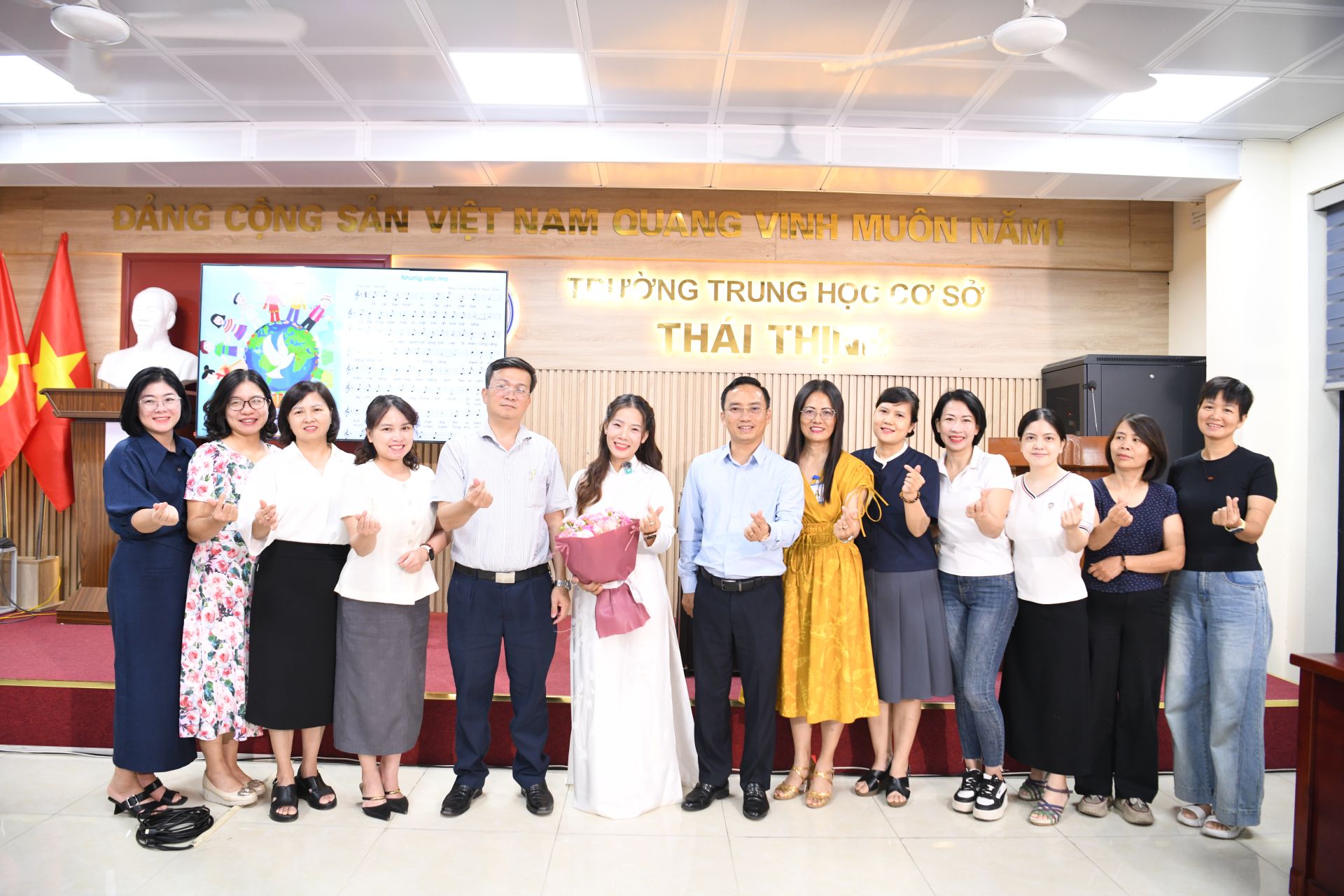 C&aacute;c đại biểu, thầy c&ocirc; dự giờ ch&uacute;c mừng c&ocirc; gi&aacute;o Lộc Thị Li&ecirc;n ho&agrave;n th&agrave;nh tiết học thử nghiệm. 