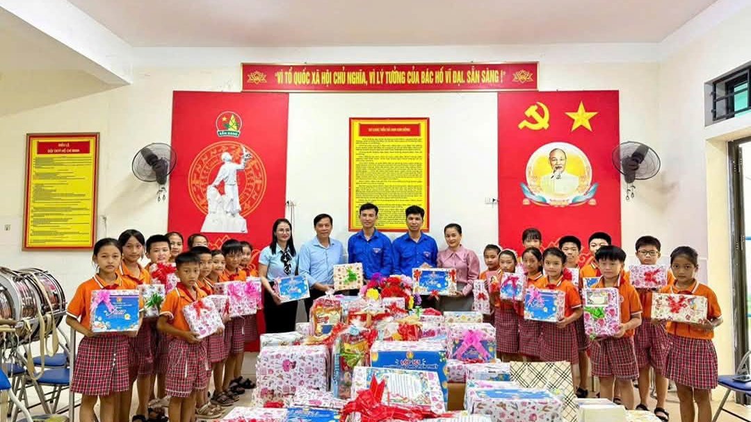 "Gói Trăng trao em" -  Gửi yêu thương đến thiếu nhi vùng biên