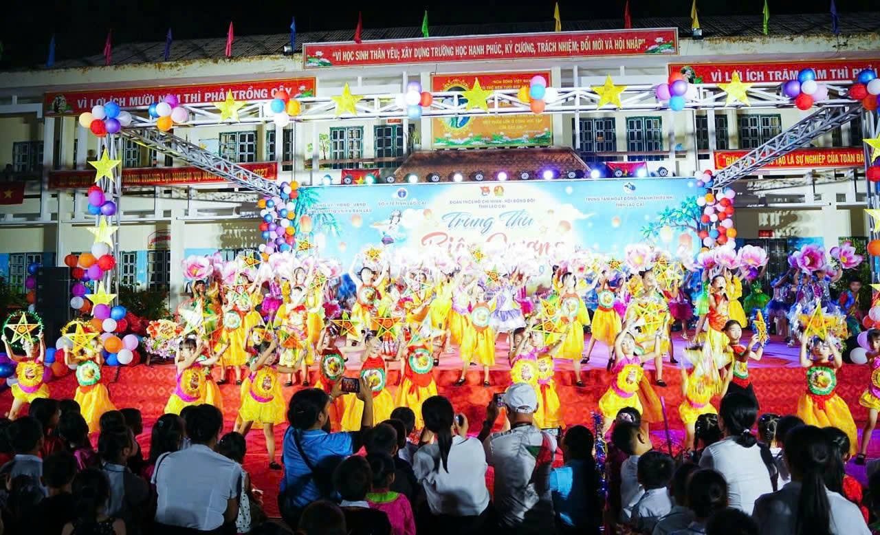Kh&ocirc;ng kh&iacute; rộn r&agrave;ng tại Đ&ecirc;m hội trăng rằm - Lồng đ&egrave;n thắp s&aacute;ng ước mơ tại trường Tiểu học Bản Lầu.