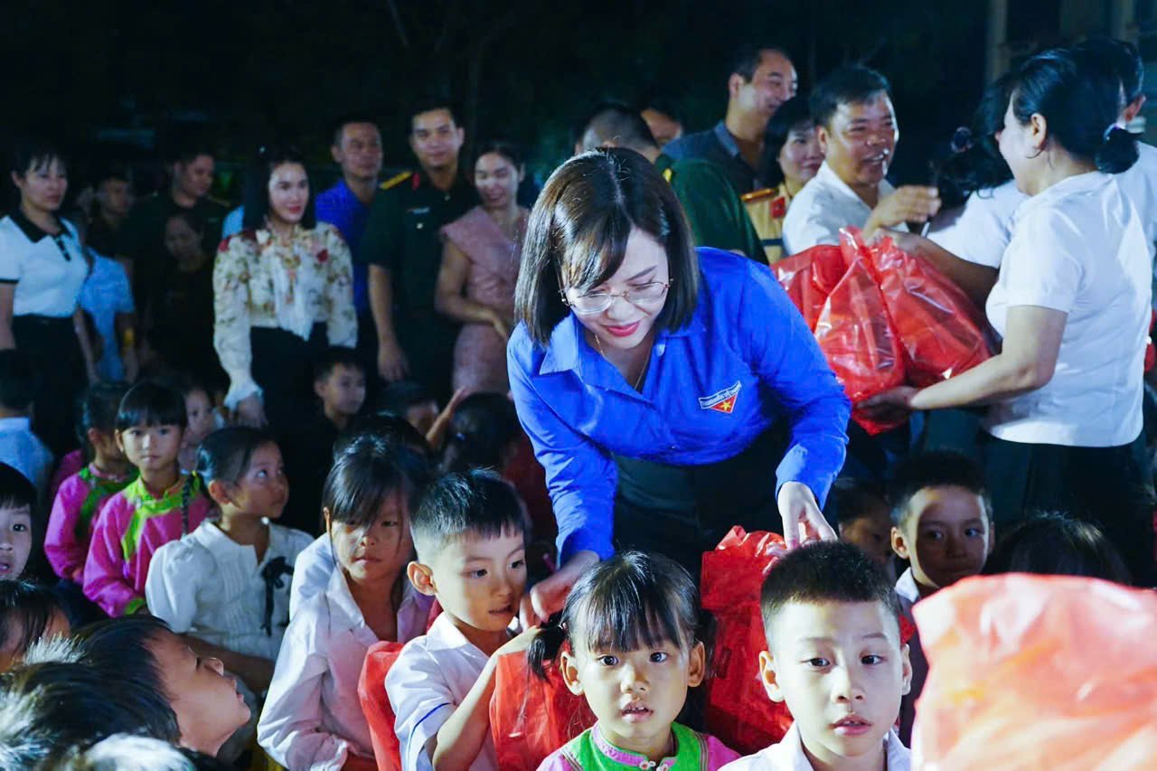 Chị Dương Thị Vui, Ph&oacute; B&iacute; thư Tỉnh Đo&agrave;n, Chủ tịch Hội đồng Đội tỉnh L&agrave;o Cai trao qu&agrave; cho thiếu nhi.