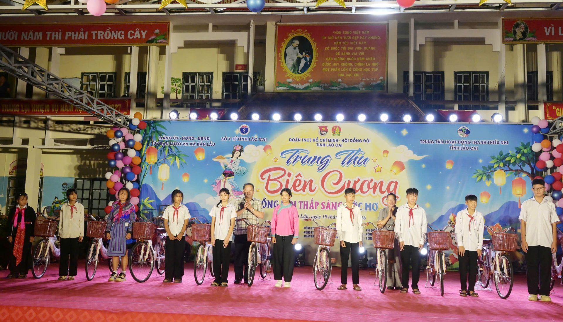 B&aacute;c L&yacute; B&igrave;nh Minh, Ủy vi&ecirc;n Ban Chấp h&agrave;nh Đảng bộ tỉnh, Ph&oacute; Chủ tịch HĐND tỉnh v&agrave; c&ocirc; Phạm Thị B&iacute;ch V&acirc;n, Ph&oacute; Gi&aacute;m đốc Sở Y tế L&agrave;o Cai trao tặng những chiếc xe đạp mới, tiếp sức c&aacute;c bạn nhỏ tr&ecirc;n h&agrave;nh tr&igrave;nh đến trường.