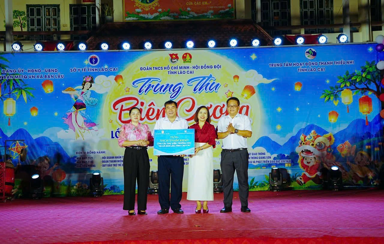 150 phần qu&agrave; s&aacute;ch g&oacute;p th&ecirc;m những &ldquo;c&aacute;nh cửa tri thức&rdquo; cho thiếu nhi Bản Lầu.
