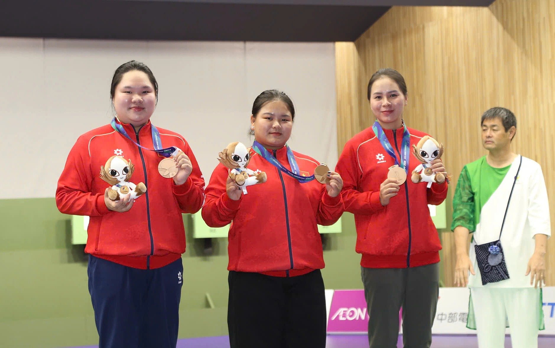 B&ugrave;i Thị Thu Thủy, Nguyễn Th&ugrave;y Trang v&agrave; Trịnh Thu Vinh (từ tr&aacute;i sang) gi&agrave;nh HC đồng 10m s&uacute;ng ngắn hơi đồng đội nữ ASIAD 2026.