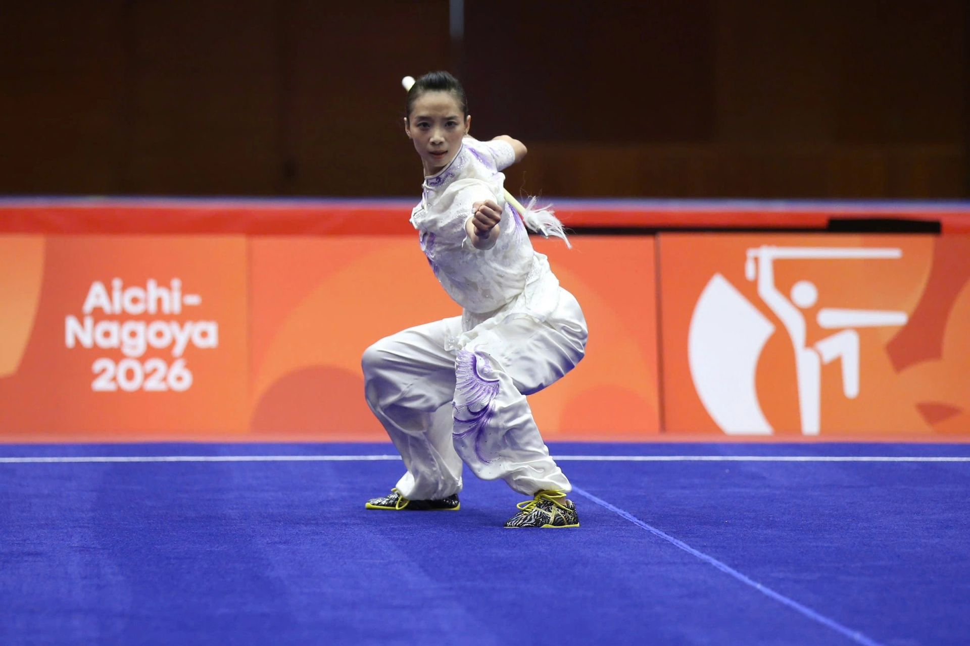 Dương Th&uacute;y Vi thi đấu kiếm thuật m&ocirc;n wushu tại nh&agrave; thi đấu Aichi Budokan, Nhật Bản.
