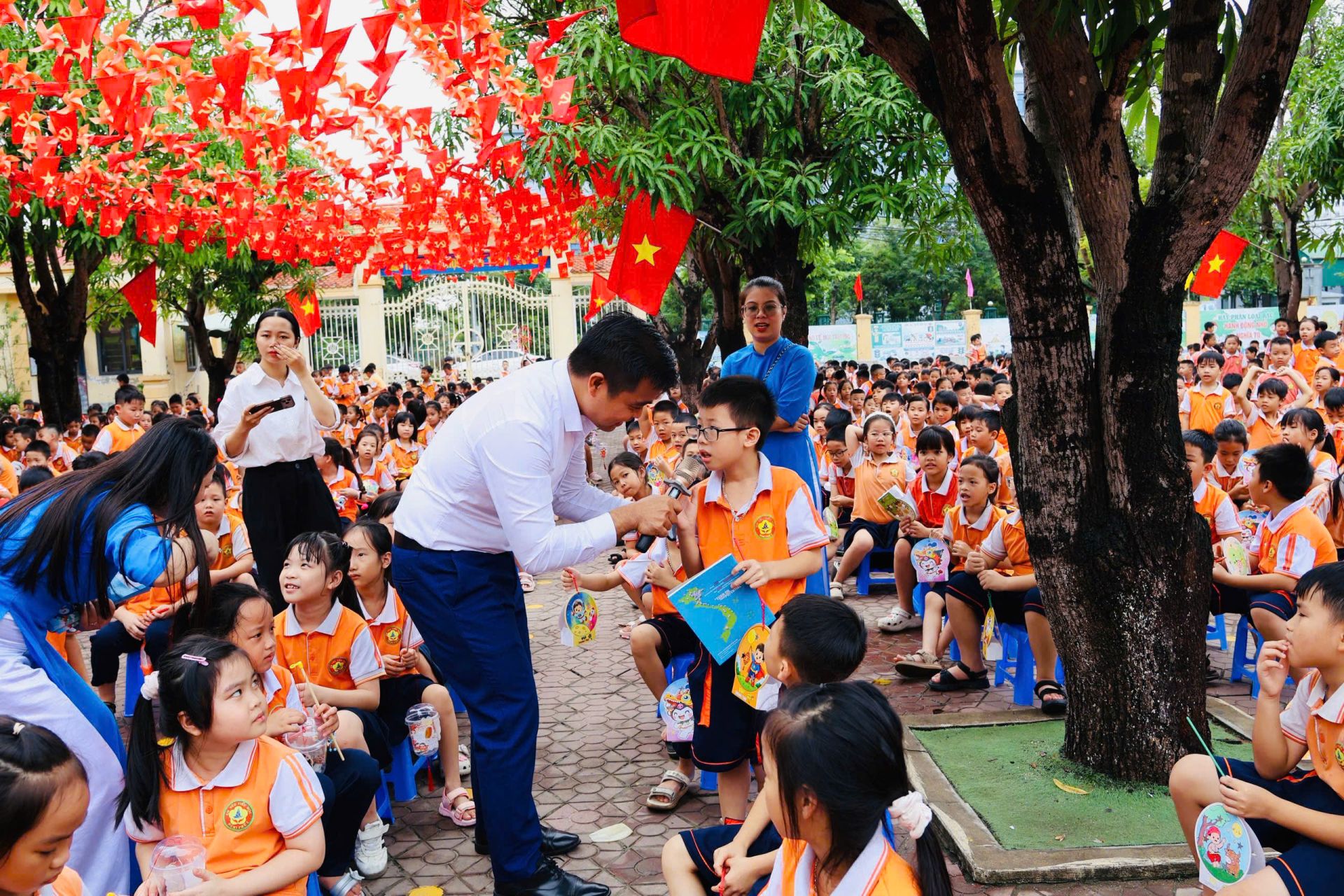 Gi&aacute;o vi&ecirc;n nước ngo&agrave;i giao lưu c&ugrave;ng c&aacute;c bạn học sinh tại trường Th Nghi Ph&uacute; 1