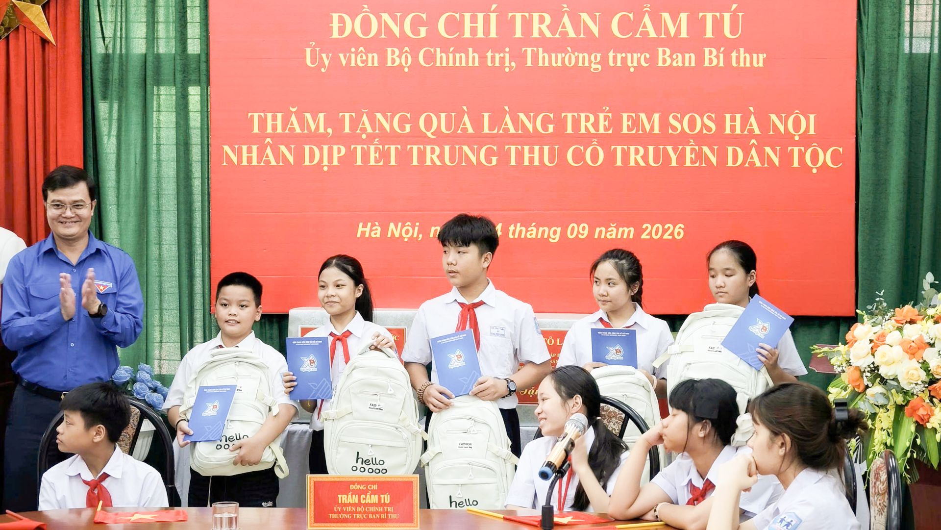 Anh B&ugrave;i Quang Huy - Ủy vi&ecirc;n Trung ương Đảng, Ph&oacute; Chủ tịch Ủy ban Trung ương MTTQ Việt Nam, B&iacute; thư thứ nhất Trung ương Đo&agrave;n trao qu&agrave; cho c&aacute;c em thiếu nhi.