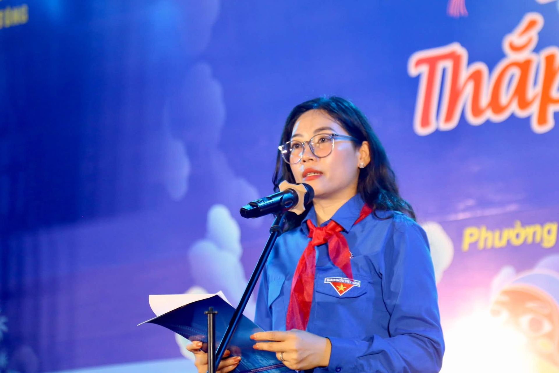Chị Nguyễn Thị Thuỷ, B&iacute; thư Th&agrave;nh đo&agrave;n Hải Ph&ograve;ng ph&aacute;t biểu khai mạc Đ&ecirc;m hội trăng rằm, gửi lời ch&uacute;c v&agrave; động vi&ecirc;n thiếu nhi chăm ngoan, học tập, r&egrave;n luyện, nu&ocirc;i dưỡng những ước mơ đẹp.