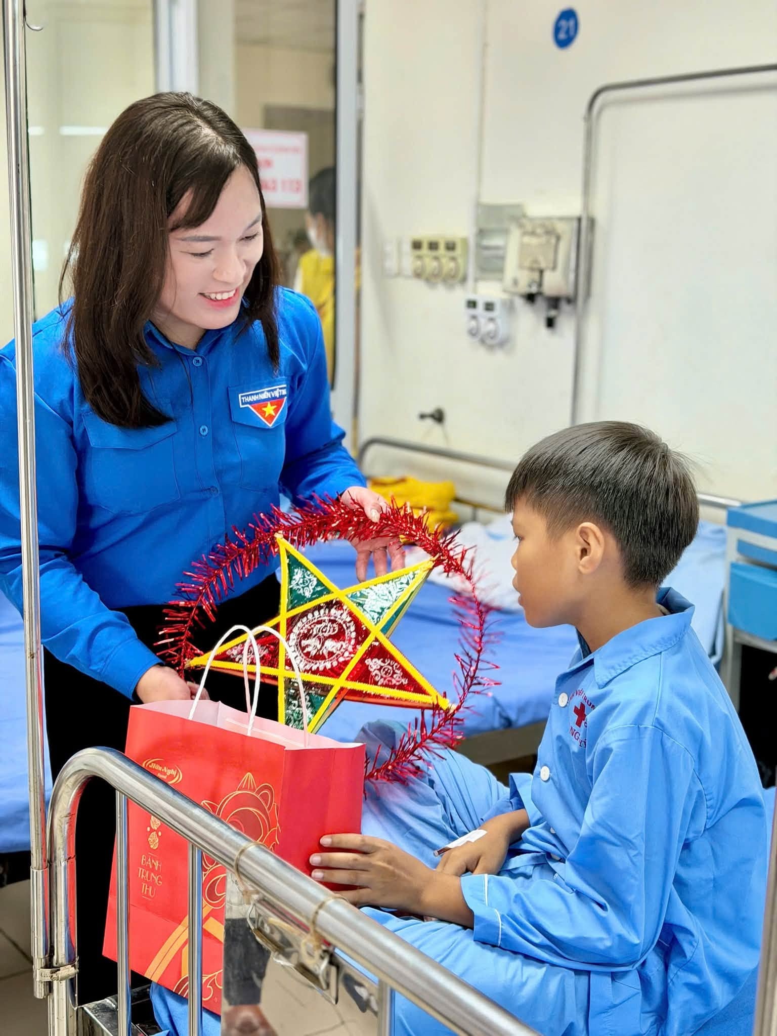 B&iacute; thư Tỉnh đo&agrave;n Th&aacute;i Nguy&ecirc;n Nguyễn Mai Anh trao qu&agrave; cho bệnh nhi.