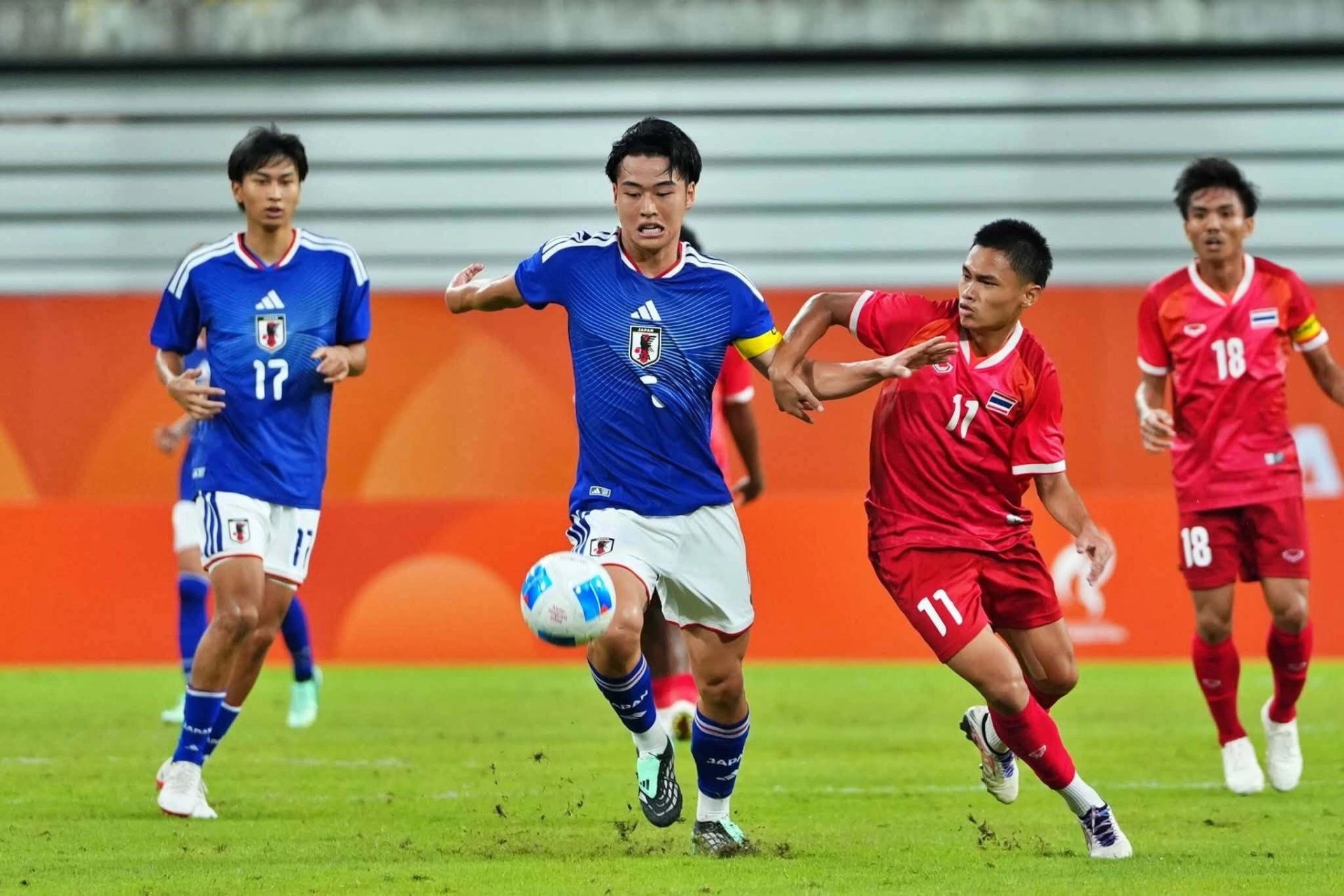 Nhật Bản (&aacute;o xanh) thắng Th&aacute;i Lan 3-0 ở lượt cuối bảng A b&oacute;ng đ&aacute; nam ASIAD 2026.