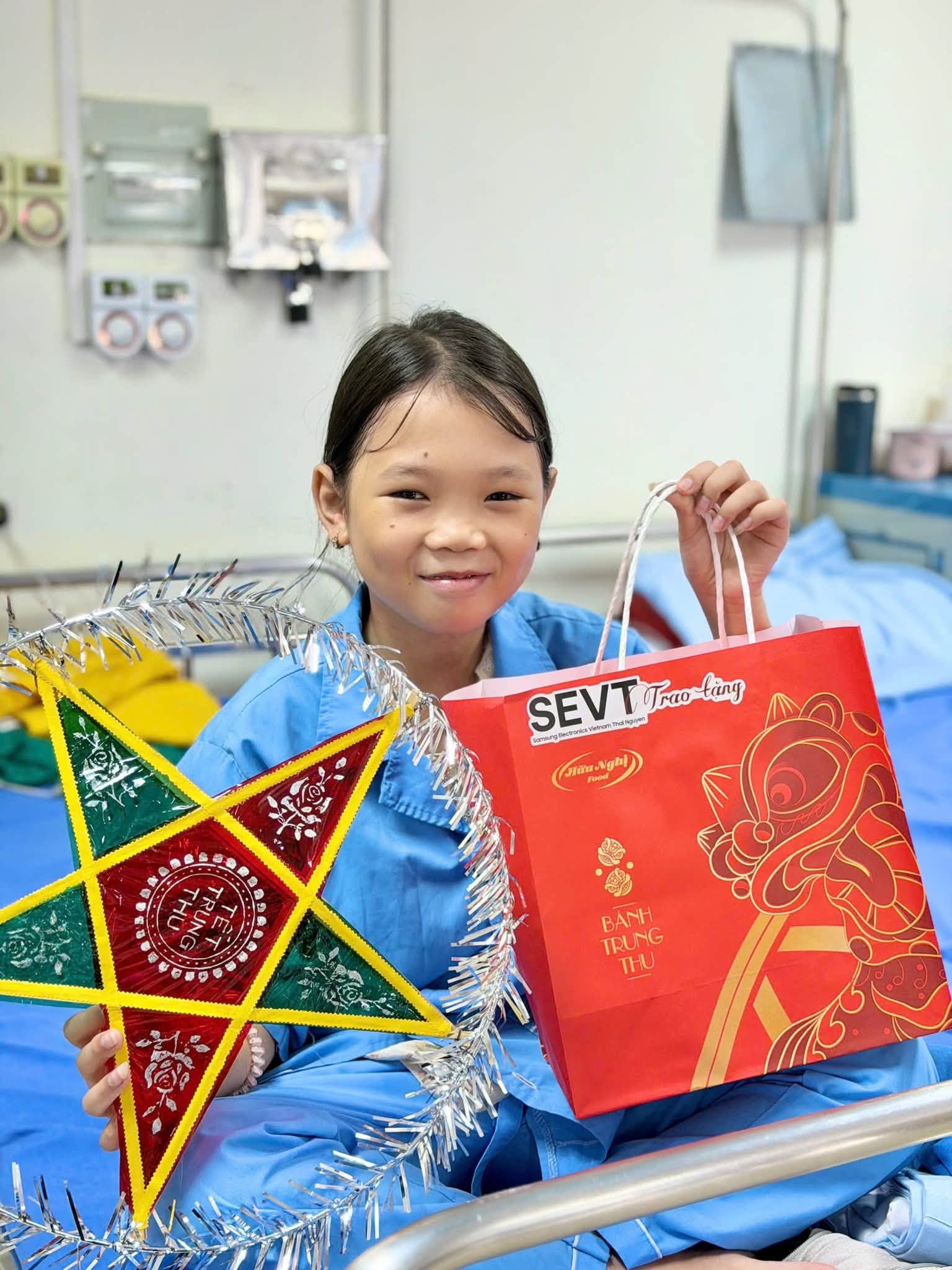 Niềm vui của bệnh nhi khi nhận được qu&agrave; Trung thu v&agrave; đ&egrave;n &ocirc;ng sao.