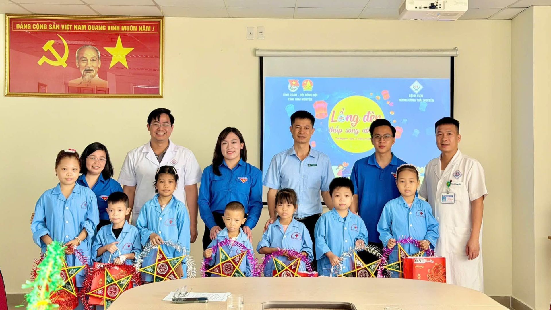 Trung thu yêu thương đến với các bệnh nhi Thái Nguyên