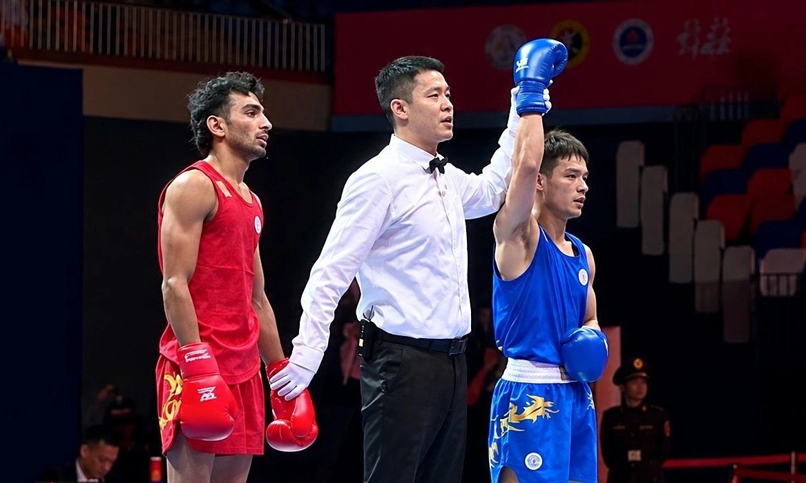 Đinh Văn T&acirc;m (phải) trong trận thắng ở b&aacute;n kết wushu t&aacute;n thủ hạng 56kg nam.