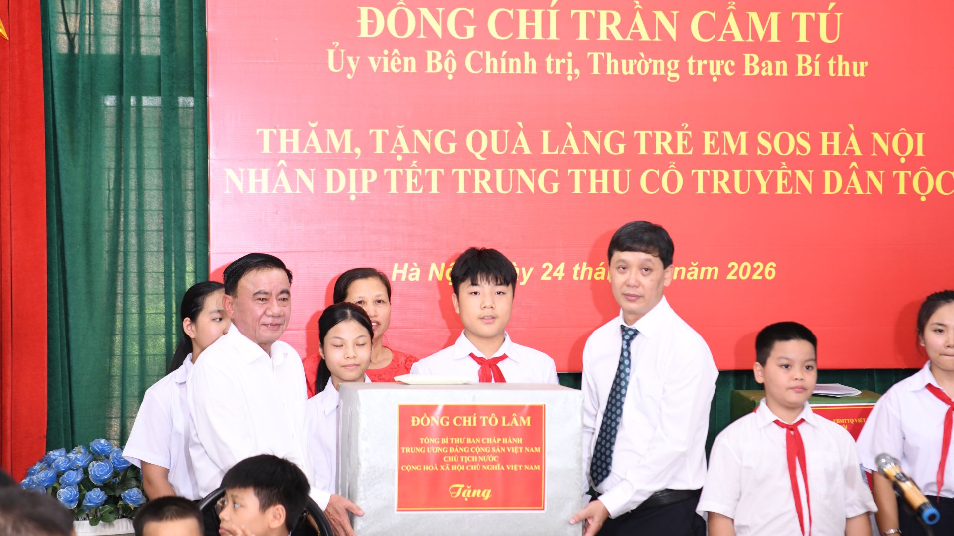 B&aacute;c Trần Cẩm T&uacute; trao qu&agrave; của Tổng B&iacute; thư, Chủ tịch nước T&ocirc; L&acirc;m đến c&aacute;c em thiếu nhi L&agrave;ng Trẻ em SOS H&agrave; Nội.