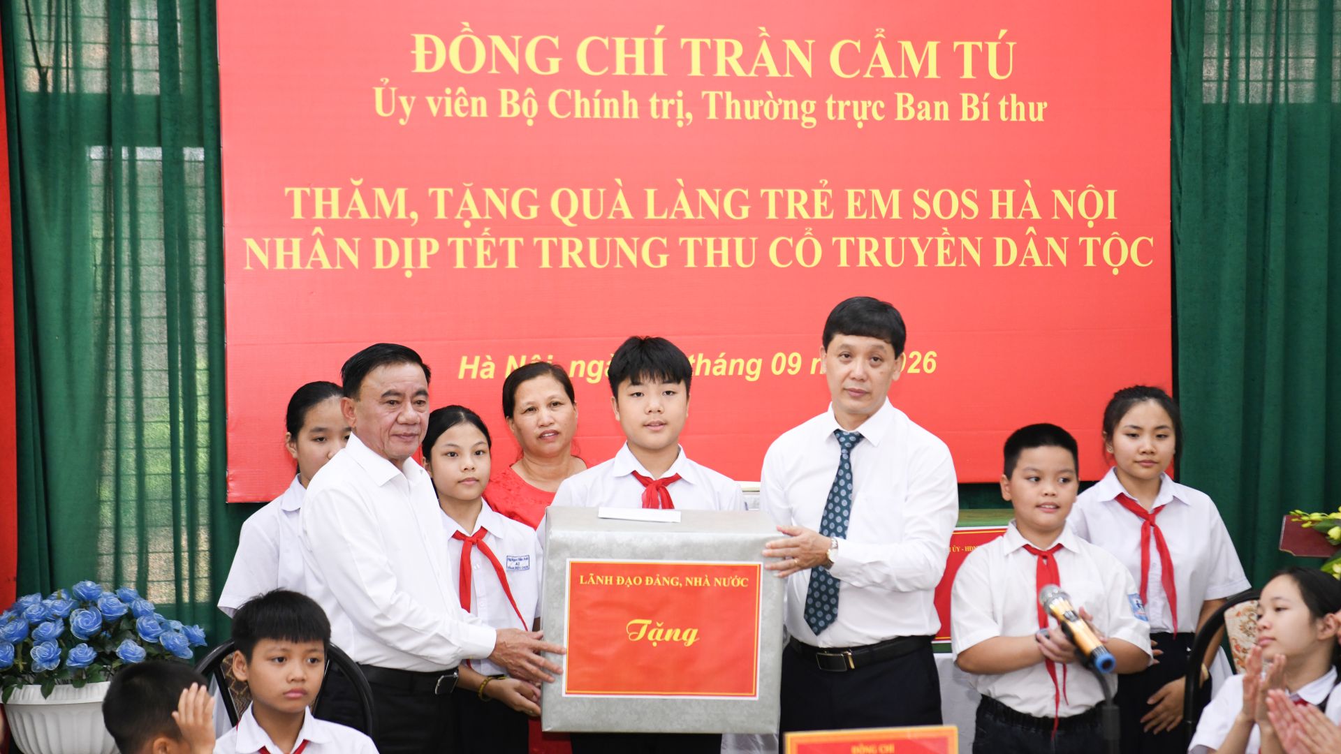 B&aacute;c Trần Cẩm T&uacute; trao qu&agrave; của l&atilde;nh đạo Đảng, Nh&agrave; nước 