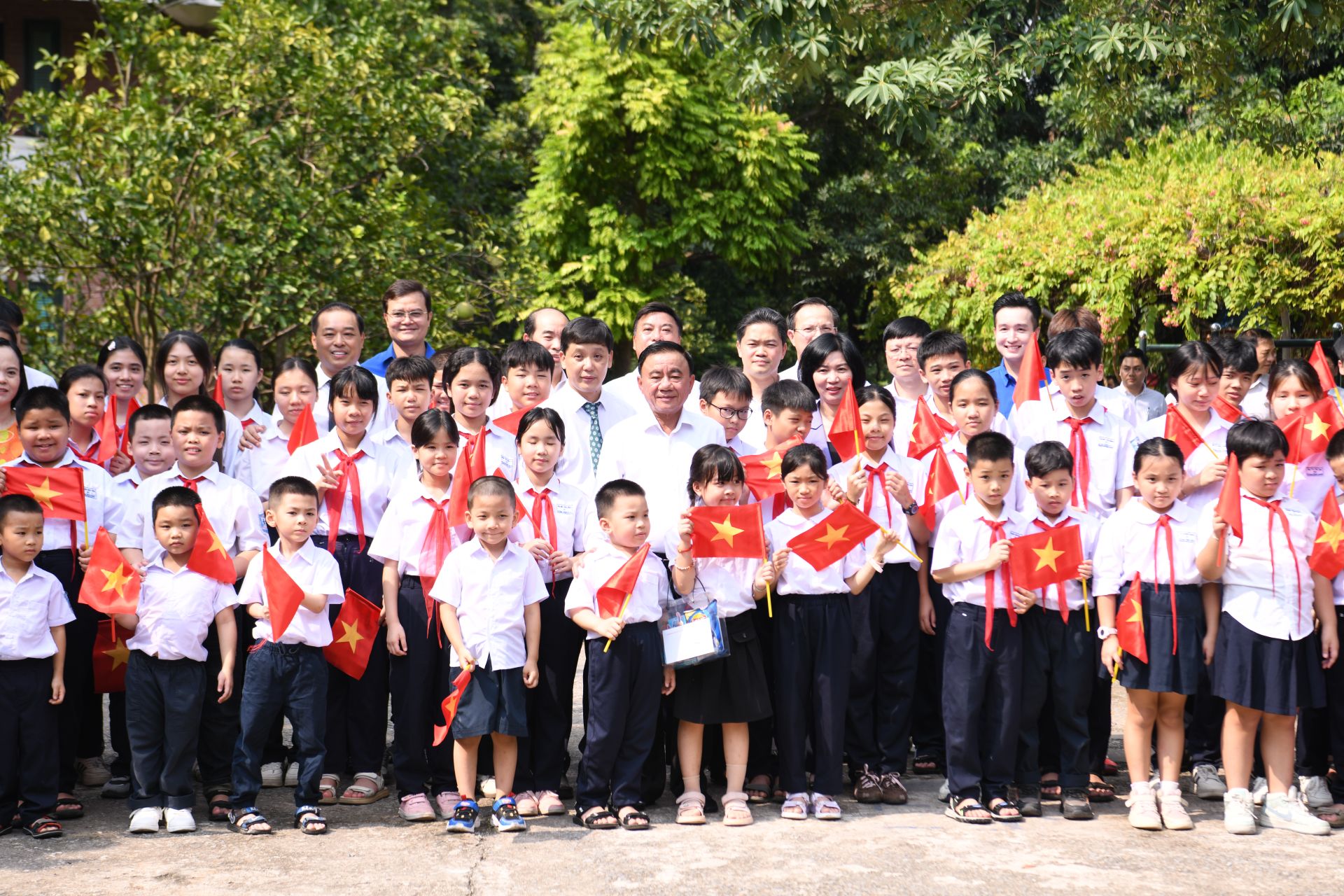 B&aacute;c Trần Cẩm T&uacute; v&agrave; c&aacute;c đại biểu chụp ảnh lưu niệm c&ugrave;ng thiếu nhi L&agrave;ng Trẻ em SOS H&agrave; Nội.