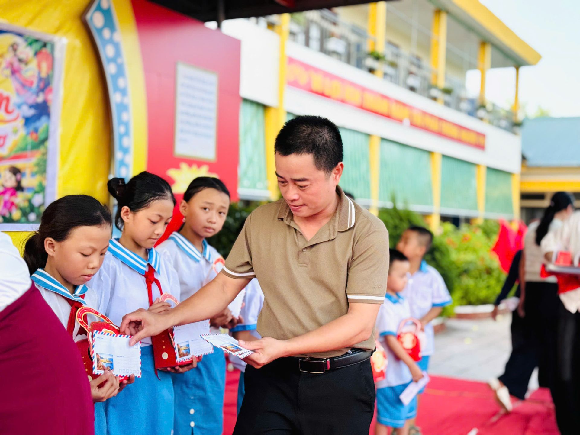 Đại diện B&aacute;o Thiếu ni&ecirc;n Tiền phong v&agrave; Nhi đồng trao tặng qu&agrave; cho c&aacute;c bạn học sinh