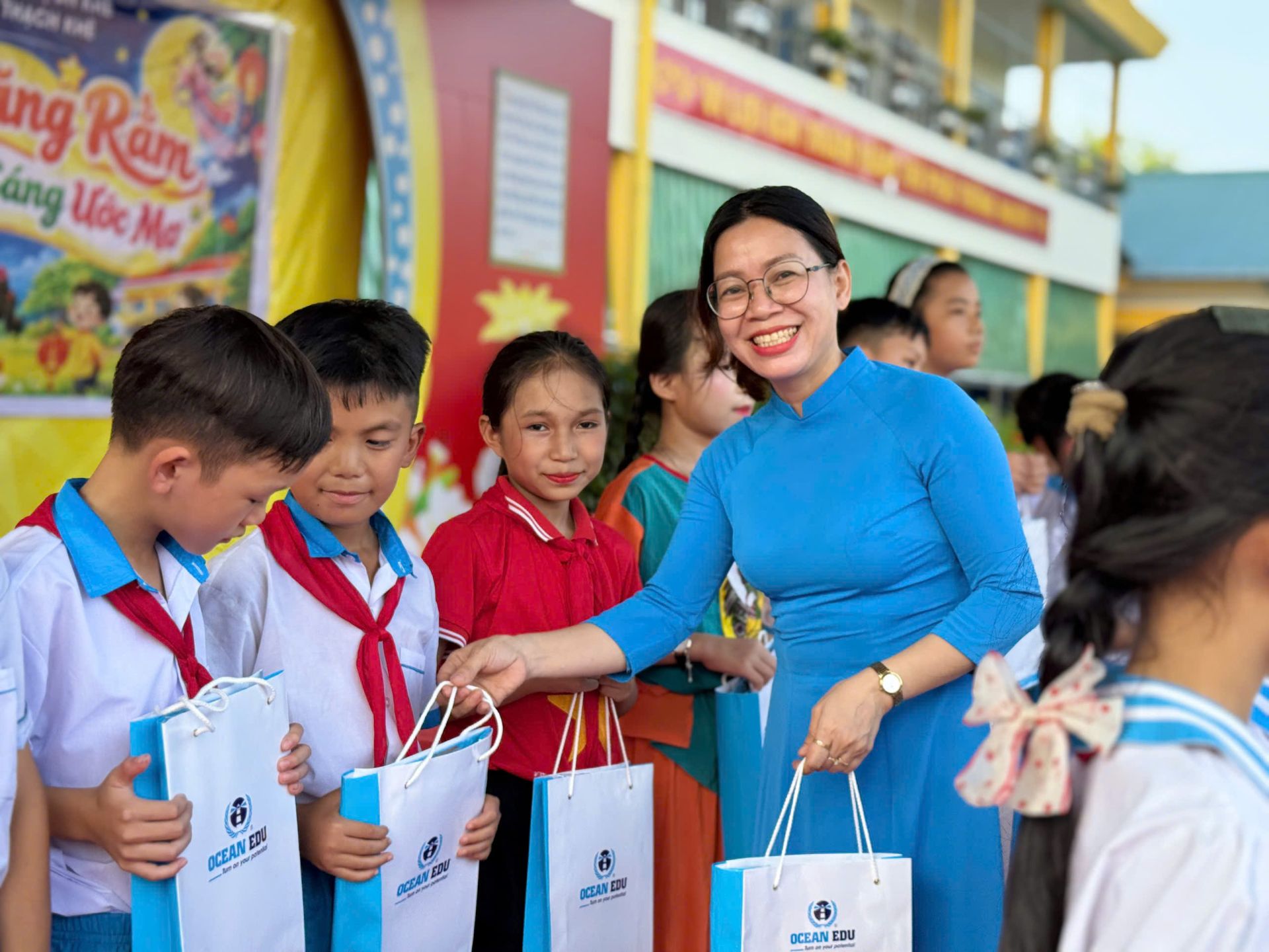 Tại trường Tiểu học Thạch Kh&ecirc;, x&atilde; Thạch Kh&ecirc;, H&agrave; Tĩnh
