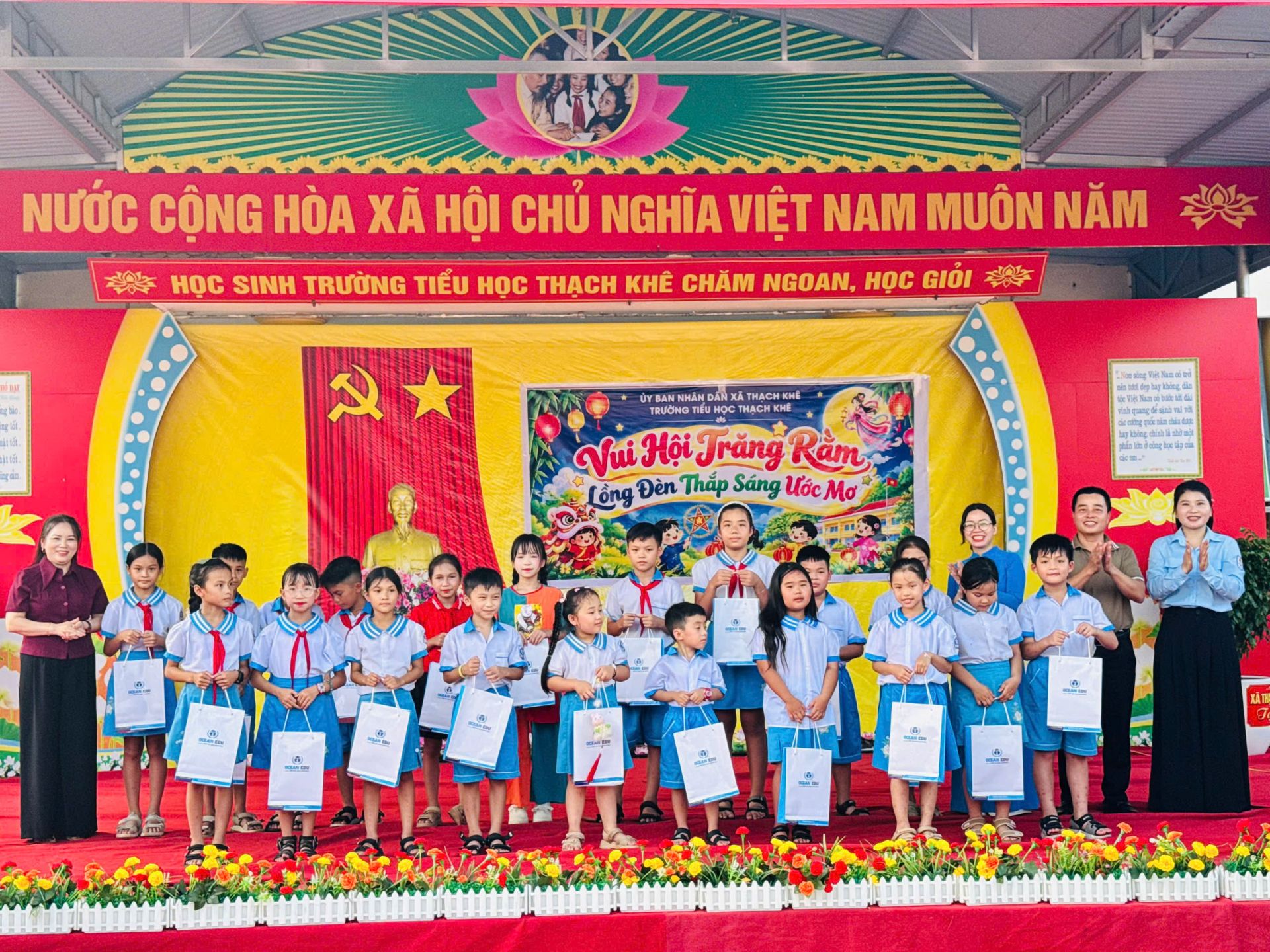 Nhiều phần qu&agrave; từ Ocean edu, B&aacute;o Thiếu ni&ecirc;n Tiền phong v&agrave; Nhi đồng gửi tặng c&aacute;c bạn nhỏ ở trương Th Thạch Kh&ecirc;, x&atilde; Thạch Kh&ecirc; (H&agrave; Tĩnh)