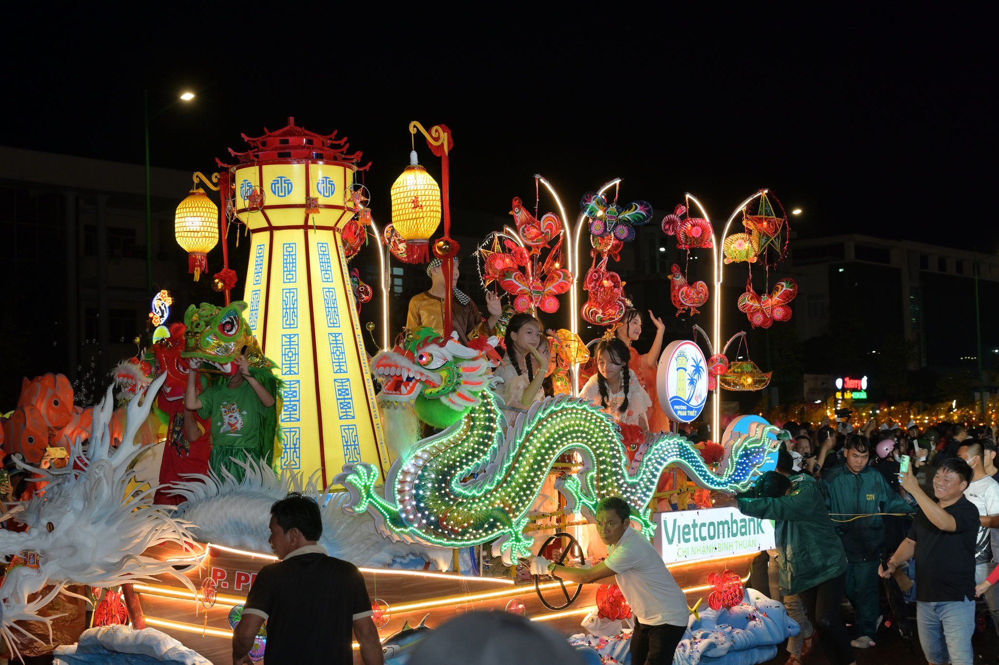 M&ocirc; h&igrave;nh Th&aacute;p nước Phan Thiết - biểu tượng quen thuộc của v&ugrave;ng đất Phan Thiết - nổi bật trong đo&agrave;n diễu h&agrave;nh.