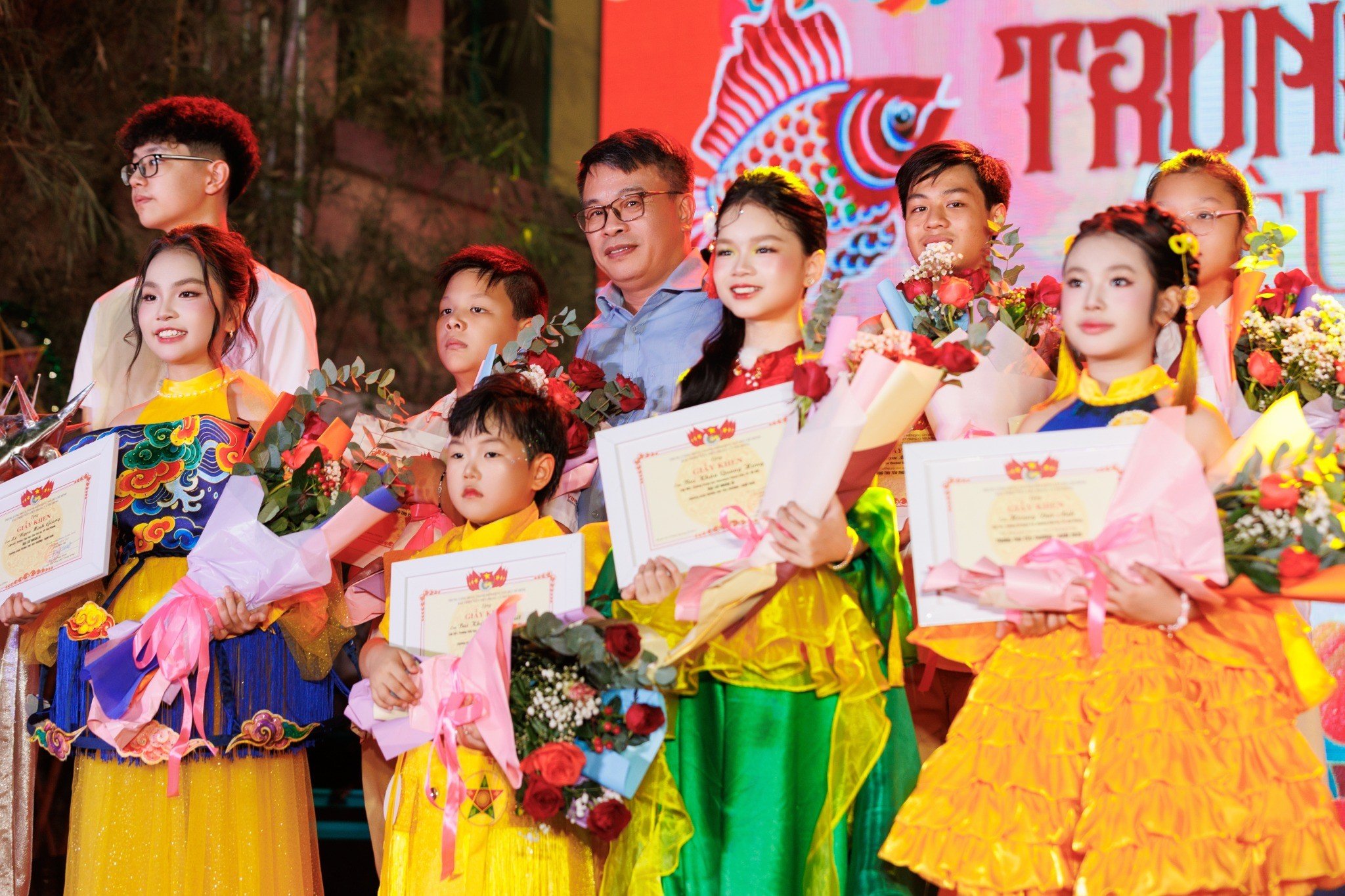 Tuyết An c&ugrave;ng c&aacute;c t&agrave;i năng nh&iacute; được ghi nhận tại &ldquo;Trung Thu Y&ecirc;u Thương&rdquo; 2026. Danh hiệu Đại sứ Nh&acirc;n &aacute;i l&agrave; một dấu ấn đẹp trong h&agrave;nh tr&igrave;nh của c&ocirc; bạn.